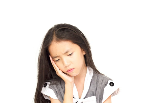 Trạng th&aacute;i lo lắng, sợ h&atilde;i trước khi đi học cũng c&oacute; thể l&agrave;m con chững c&acirc;n tạm thời.