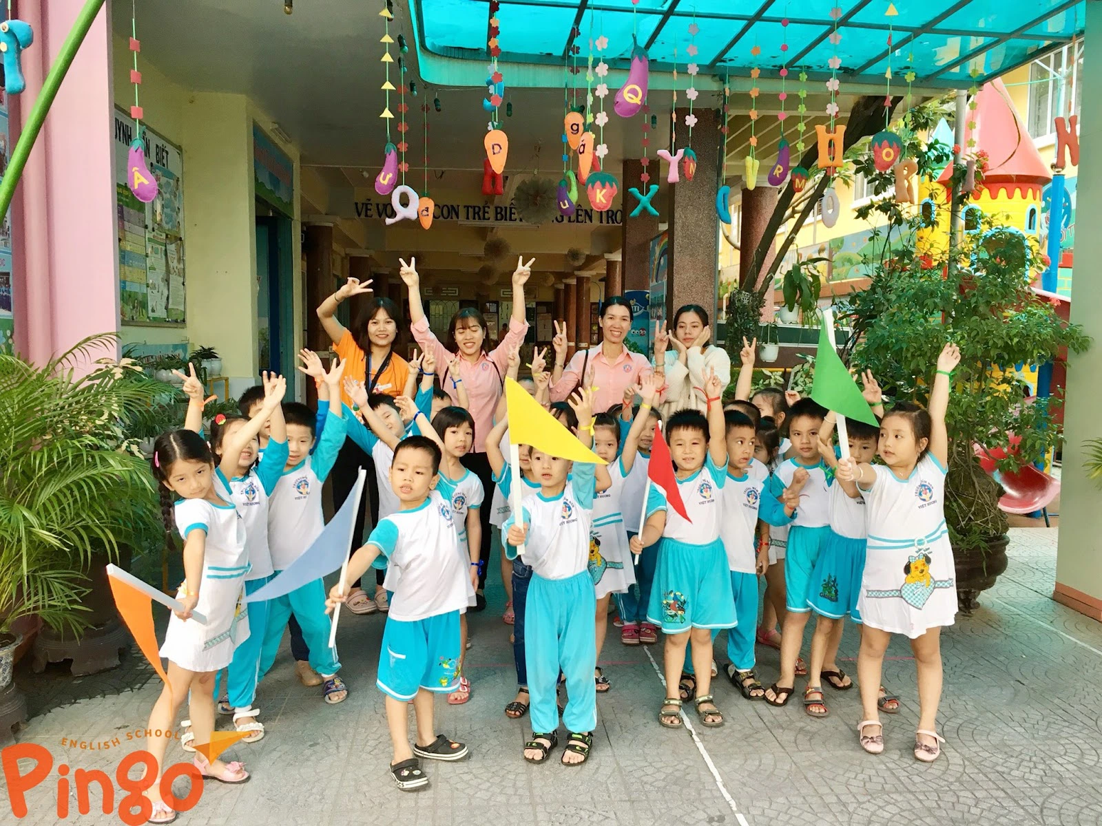 Cô và trò trường mầm non Việt Hương Huế (Nguồn: Fanpage trường)