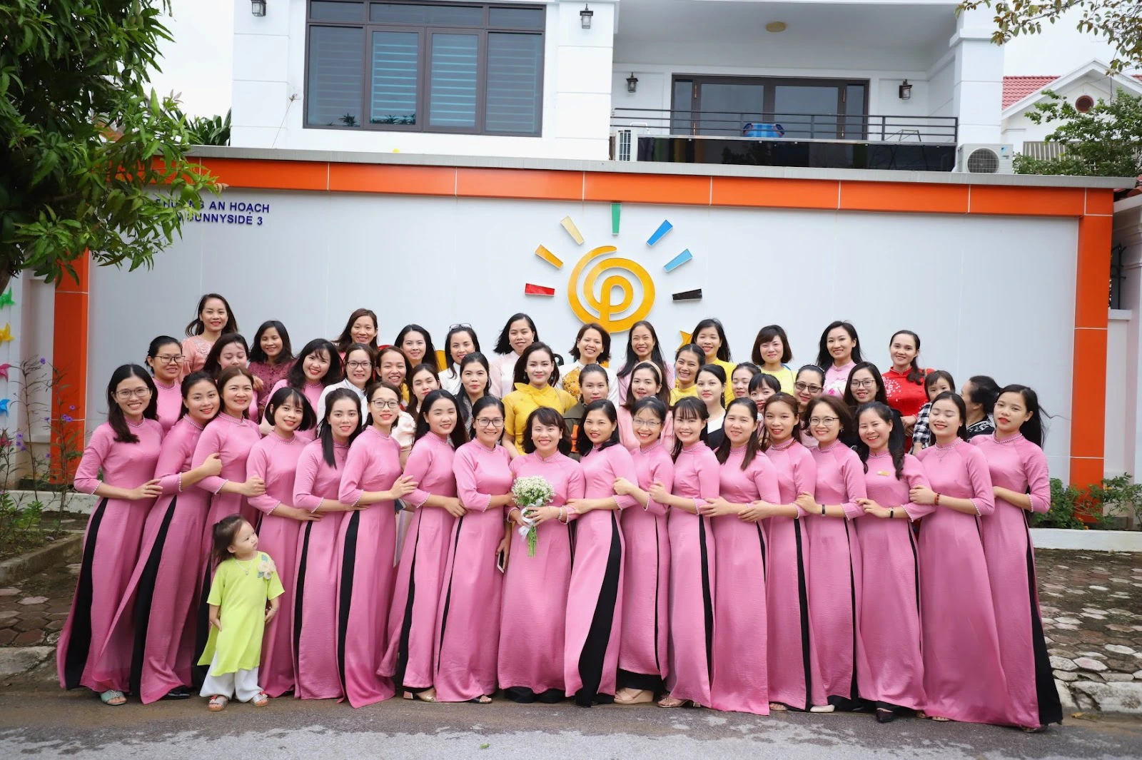 Đội ngũ giáo viên của trường (Ảnh: Fanpage trường)