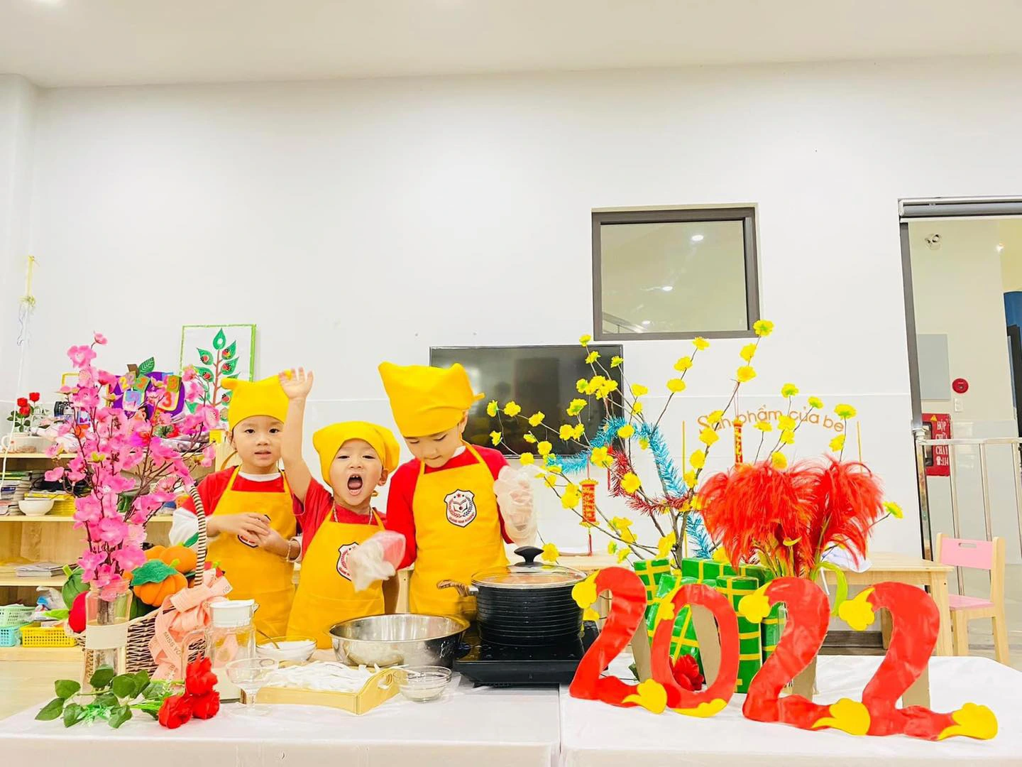 Các bé tham gia hoạt động nấu ăn (Ảnh: Fanpage trường)