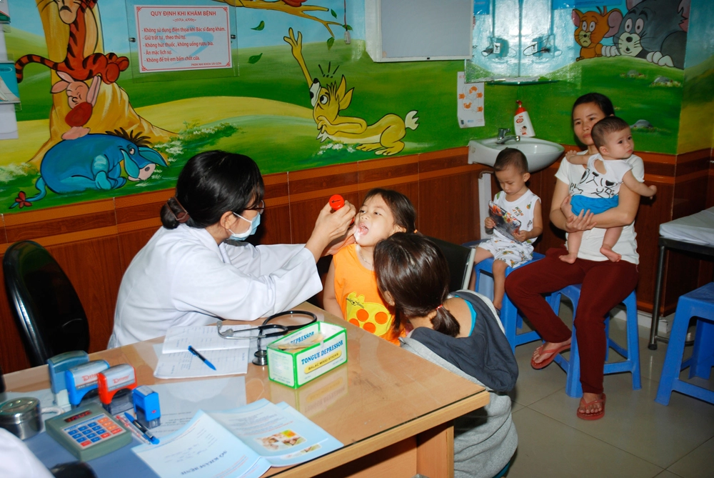 Ba mẹ có thể thăm khám cho con linh hoạt cả buổi sáng và buổi tối (Nguồn: Internet)