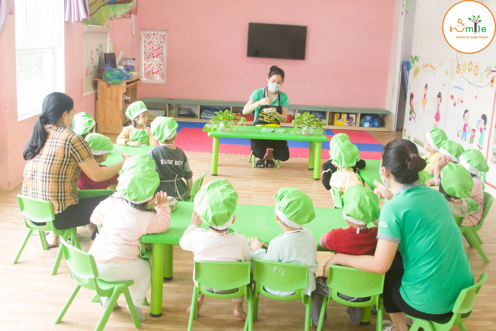 Giờ học nấu ăn tại trường mầm non iSMILE (Nguồn: Fanpage trường)