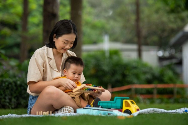 Để tăng đề kh&aacute;ng cho c&aacute;c b&eacute; &iacute;t vận động, ba mẹ cũng n&ecirc;n đồng h&agrave;nh c&ugrave;ng con.