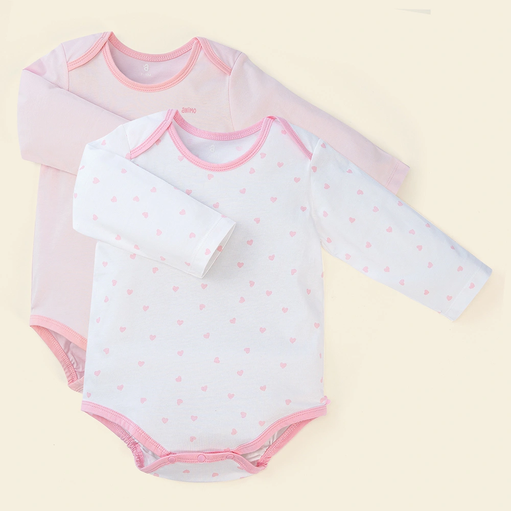 cho bé 2 tháng tuổi mặc bodysuit