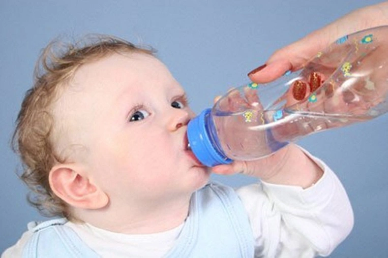 bù nước, bù khoáng cho bé khi bị tiêu chảy