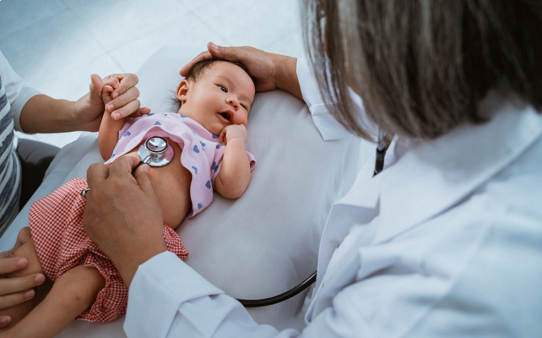 bé bị tiêu chảy có nên khám bác sĩ