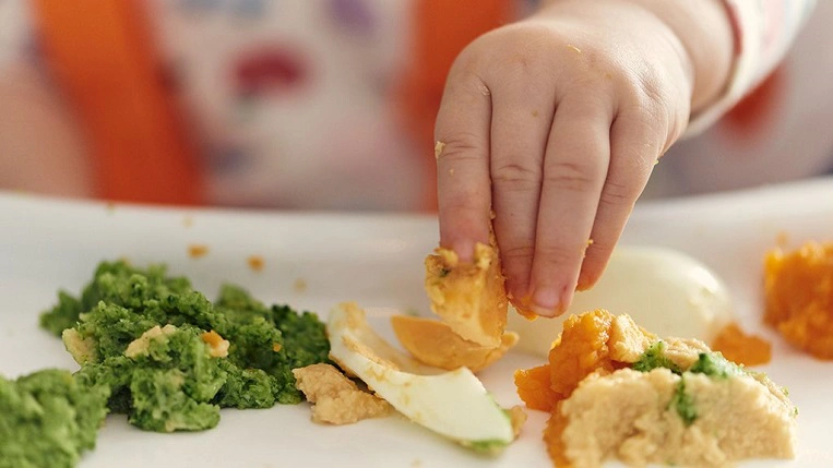 bé ăn dặm tự chỉ huy cần lưu ý gì