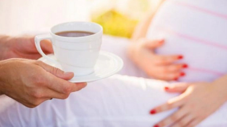 bầu uống trà sữa được không