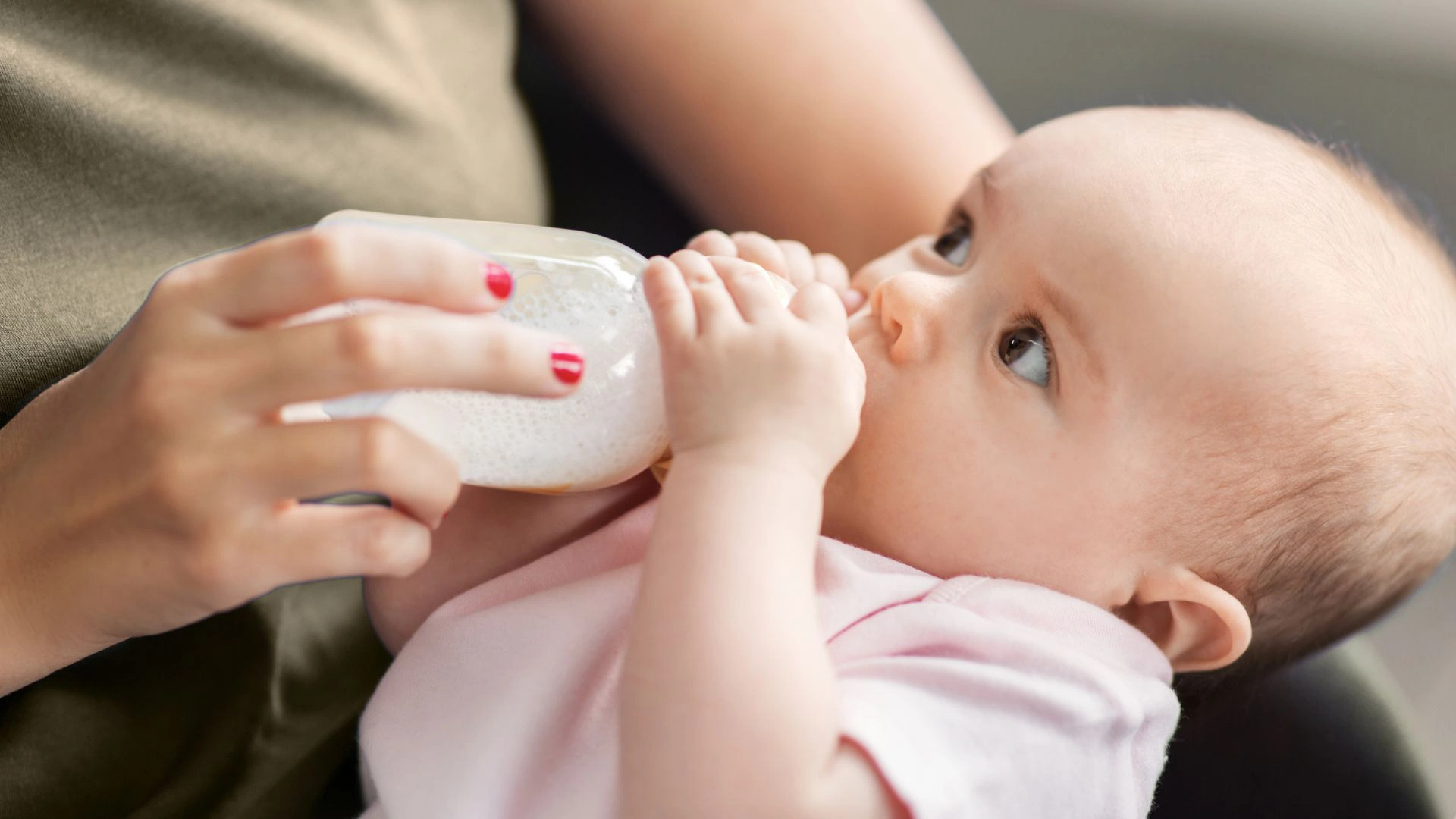 So sánh sữa HiPP và Aptamil.