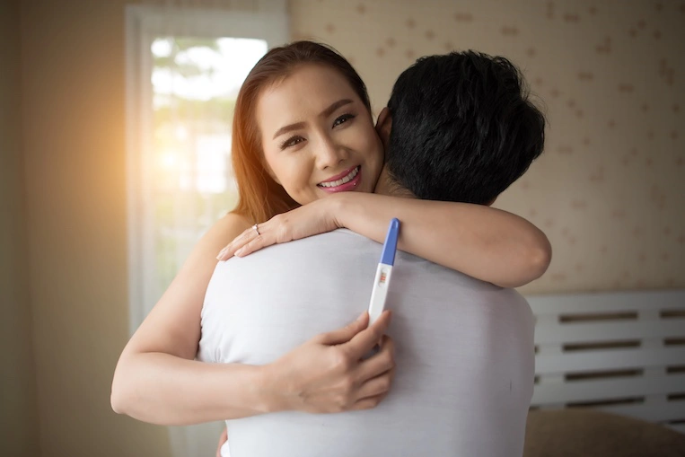 Thử thai để nhận biết có thai.