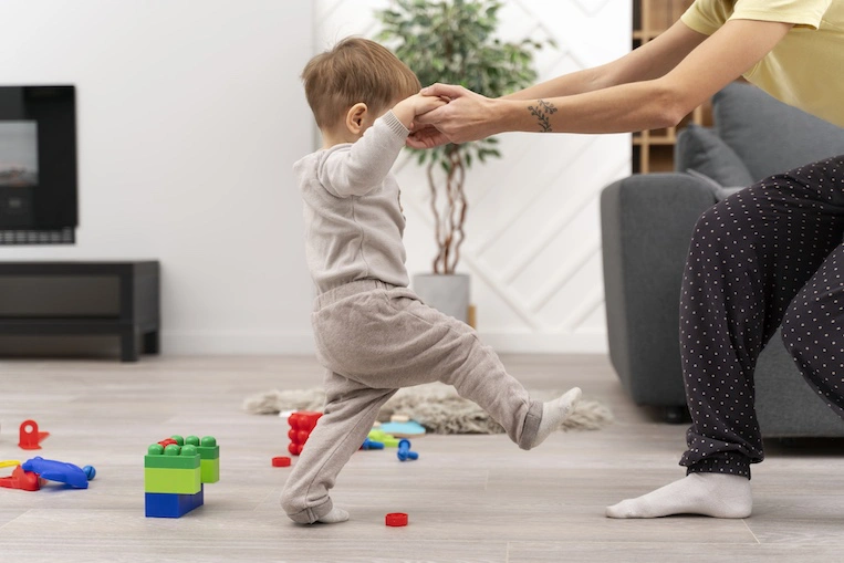 cho trẻ 2-3 tuổi vận động đều đặn để con khỏe mạnh hơn