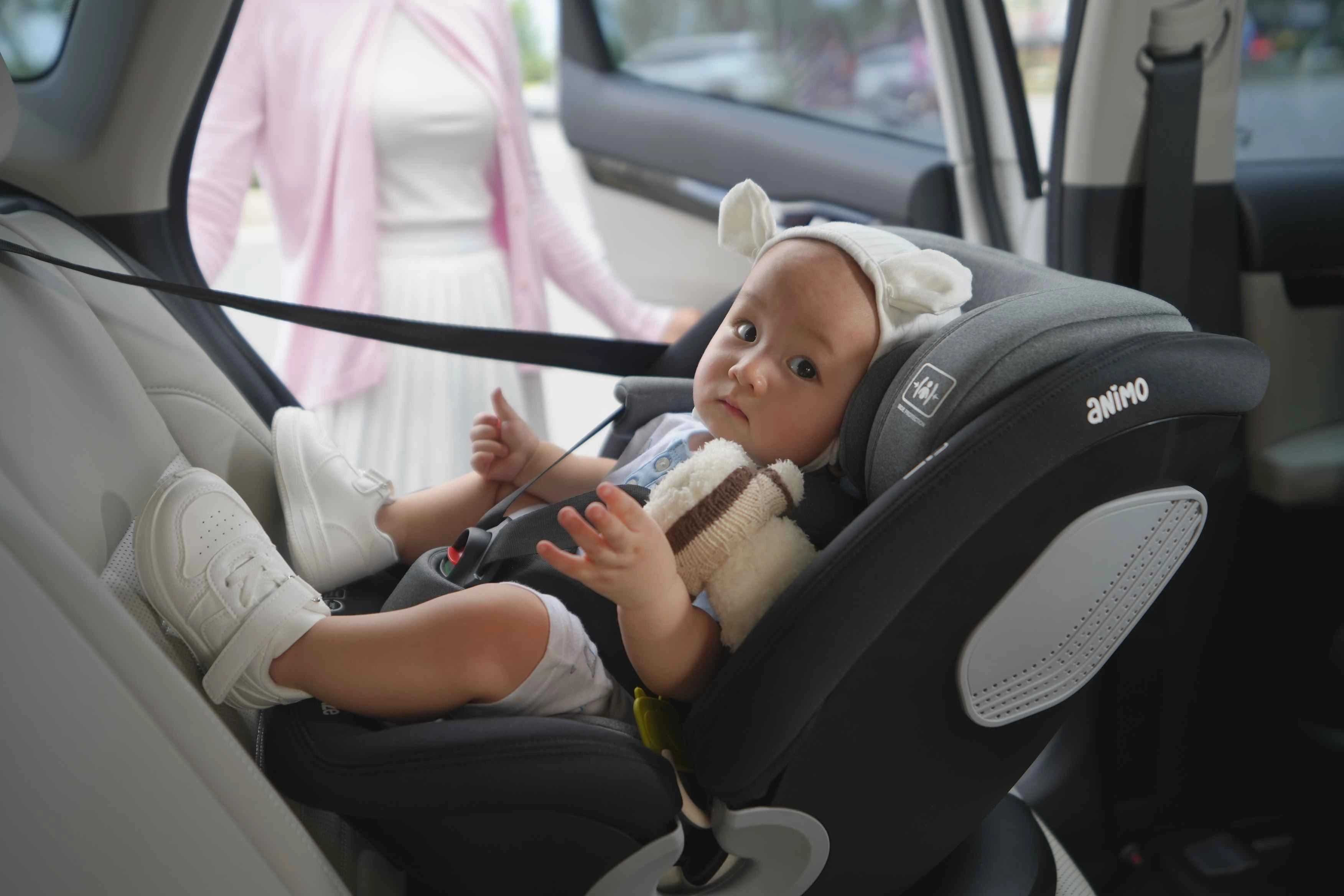 cách lắp ghế ngồi xe ô tô cho bé