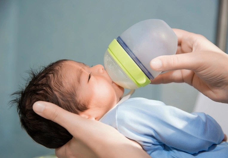 trẻ sinh mổ uống sữa enfa c-sec