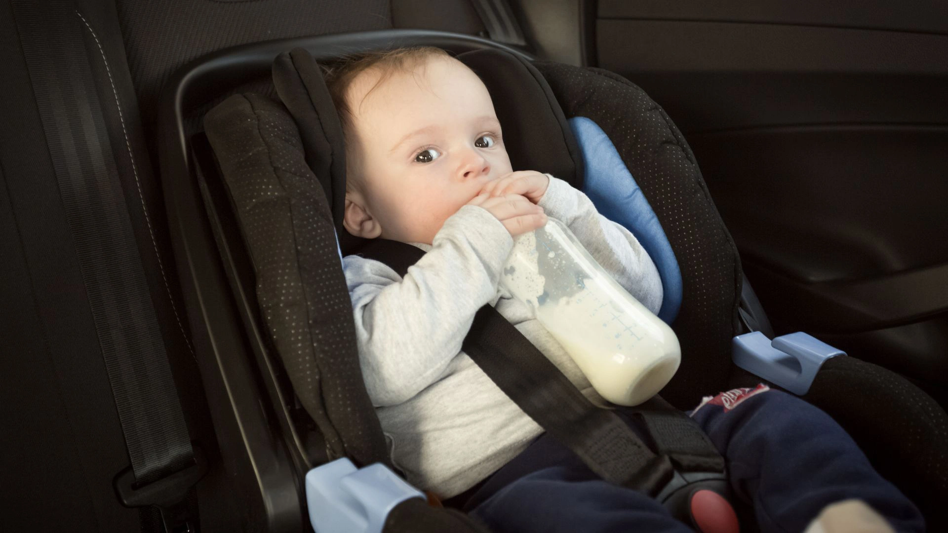 cách vệ sinh ghế ngồi ô tô em bé