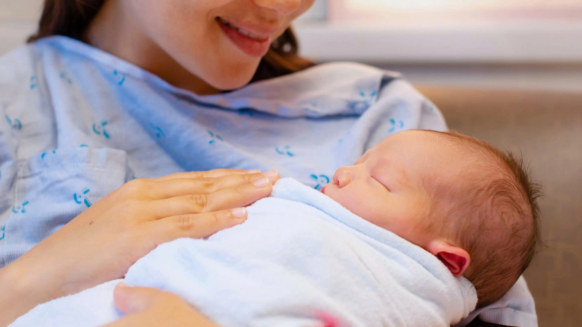 bầu 3 tháng cuối hay bị gò cứng bụng