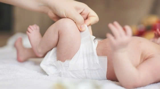 Viền bỉm v&agrave; thun bụng &ocirc;m s&aacute;t cơ thể l&agrave; dấu hiệu cho tah16y size bỉm vừa với b&eacute;.