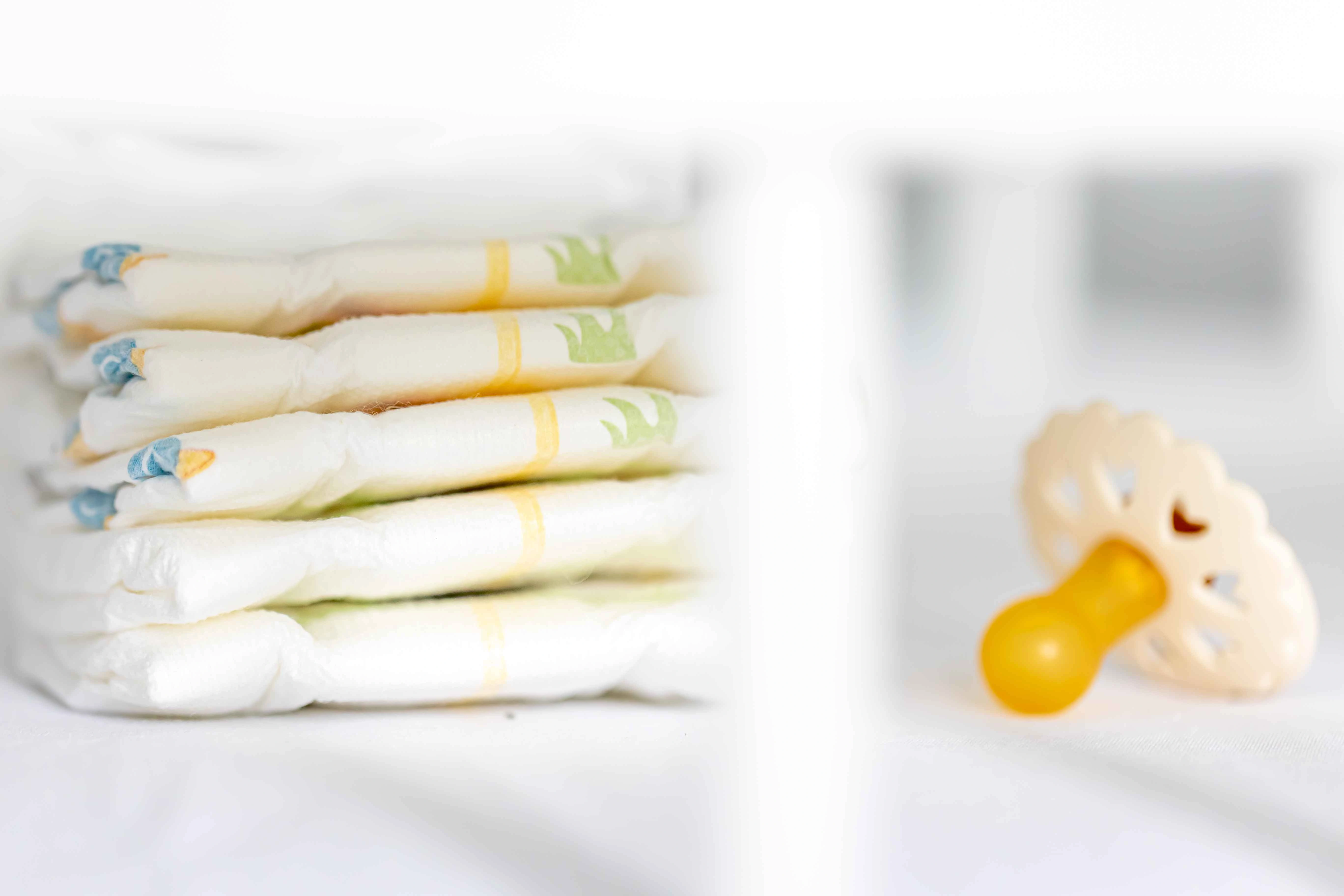 Bỉm cho b&eacute; sinh mổ n&ecirc;n c&oacute; chất liệu mềm mại, hạn chế cọ x&aacute;t v&agrave;o da l&agrave;m con ngứa ng&aacute;y.