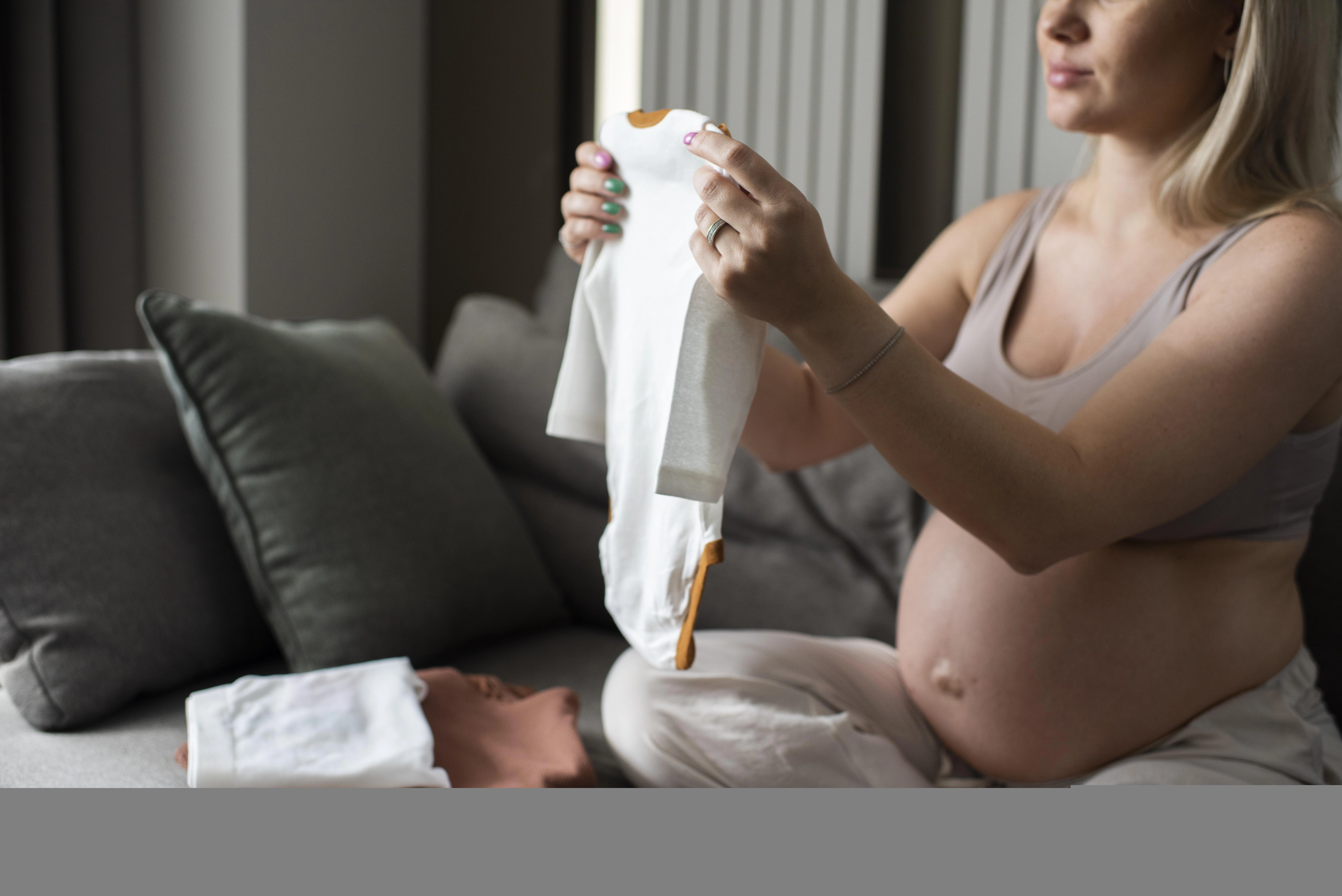 Mẹ chuẩn bị đồ đi sinh mổ cho bé.