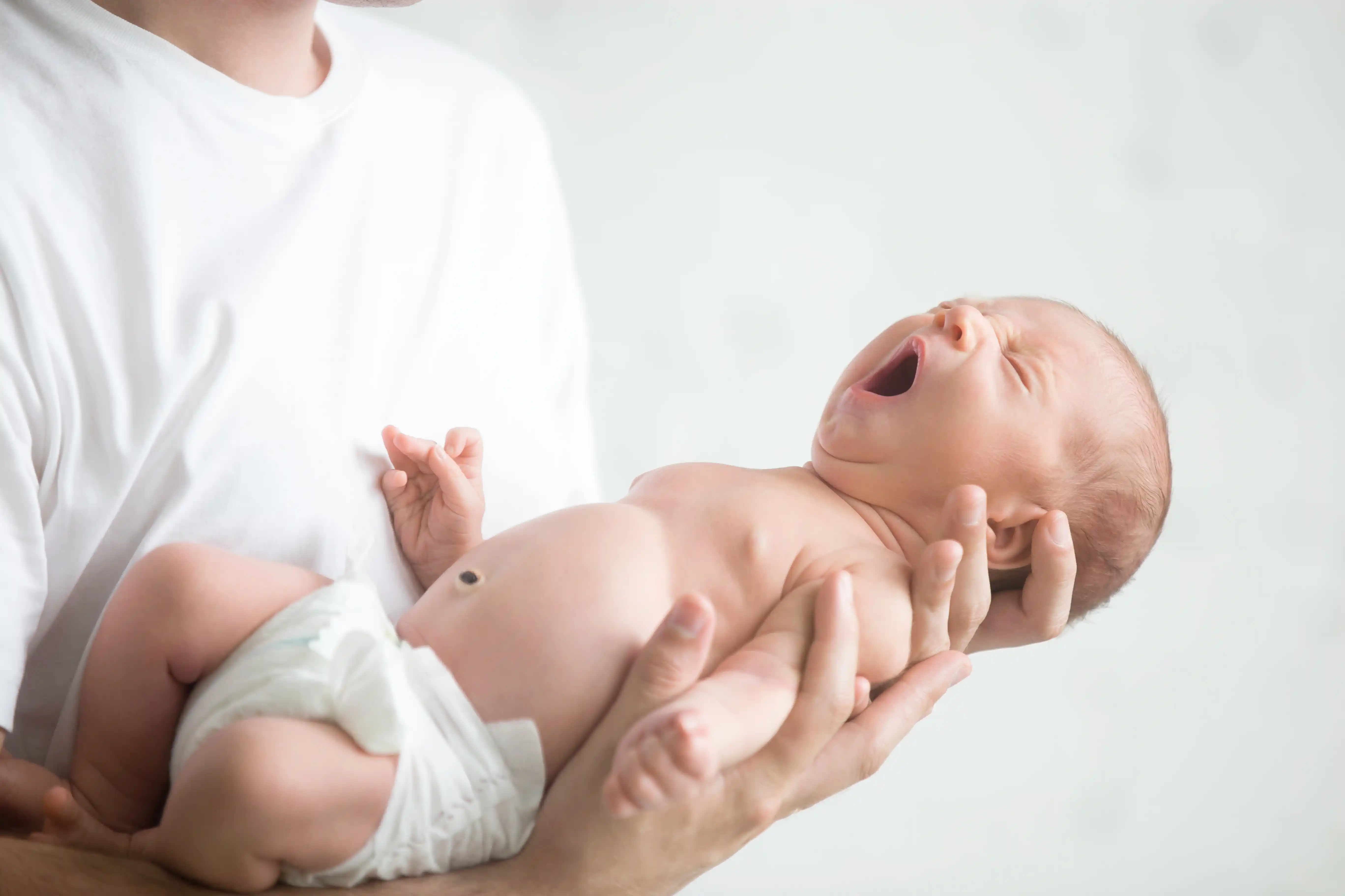 Bỉm cho b&eacute; trong giỏ đồ đi sinh cần ch&uacute; &yacute; t&iacute;nh mỏng, m&aacute;t, ngừa hăm hiệu quả trong m&ugrave;a h&egrave;.