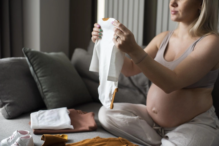 Giỏ đồ đi sinh m&ugrave;a h&egrave; chỉ n&ecirc;n gồm những m&oacute;n thiết yếu nhất.
