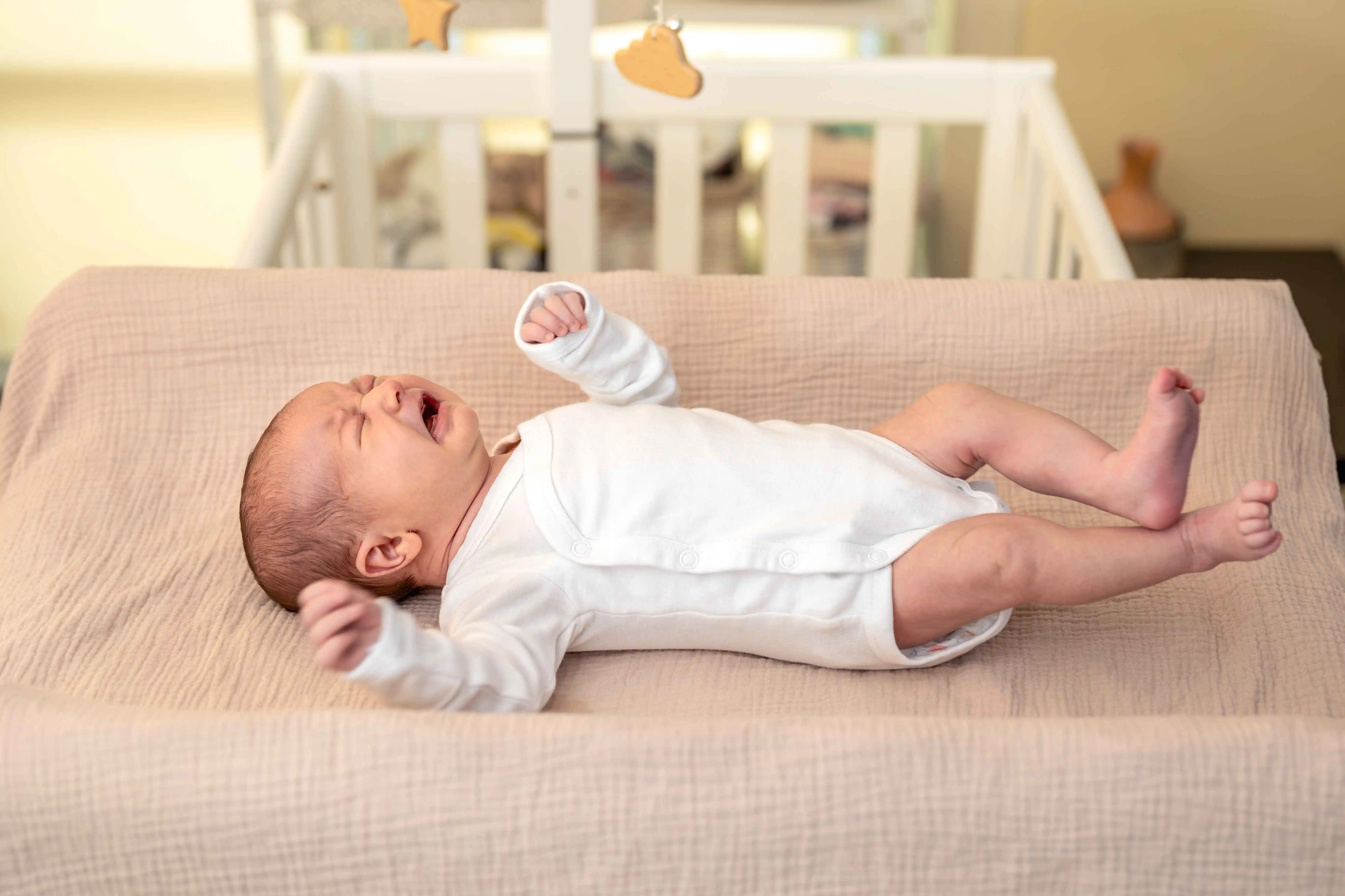 B&eacute; thường xuy&ecirc;n quấy kh&oacute;c c&oacute; thể l&agrave; do bỉm qu&aacute; d&agrave;y, qu&aacute; n&oacute;ng so với thời tiết m&ugrave;a h&egrave;.