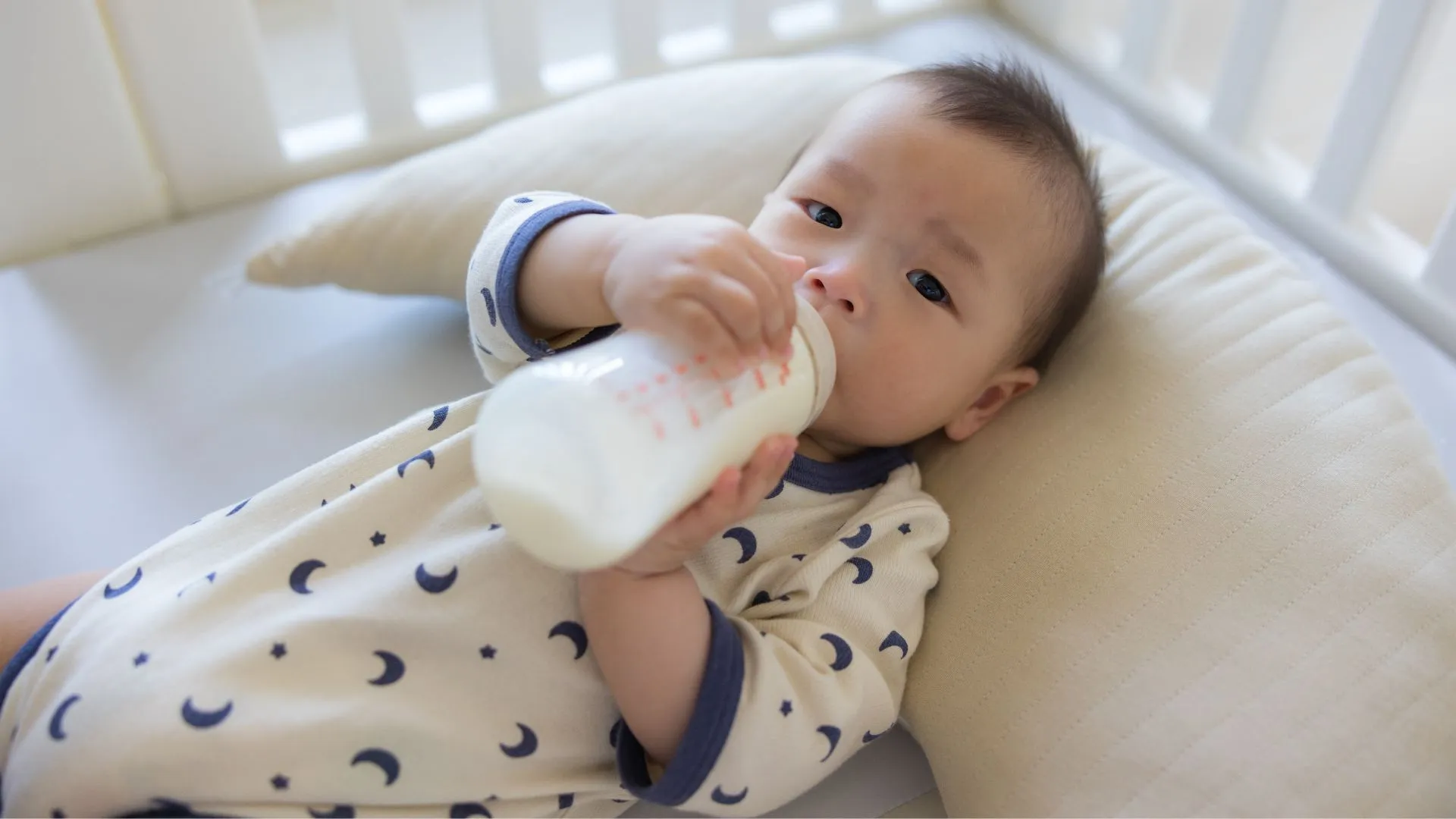 Đổi sang sữa m&aacute;t l&agrave; c&aacute;ch để mẹ ngăn ngừa c&aacute;c dấu hiệu trẻ sơ sinh bị n&oacute;ng trong từ bước đầu.