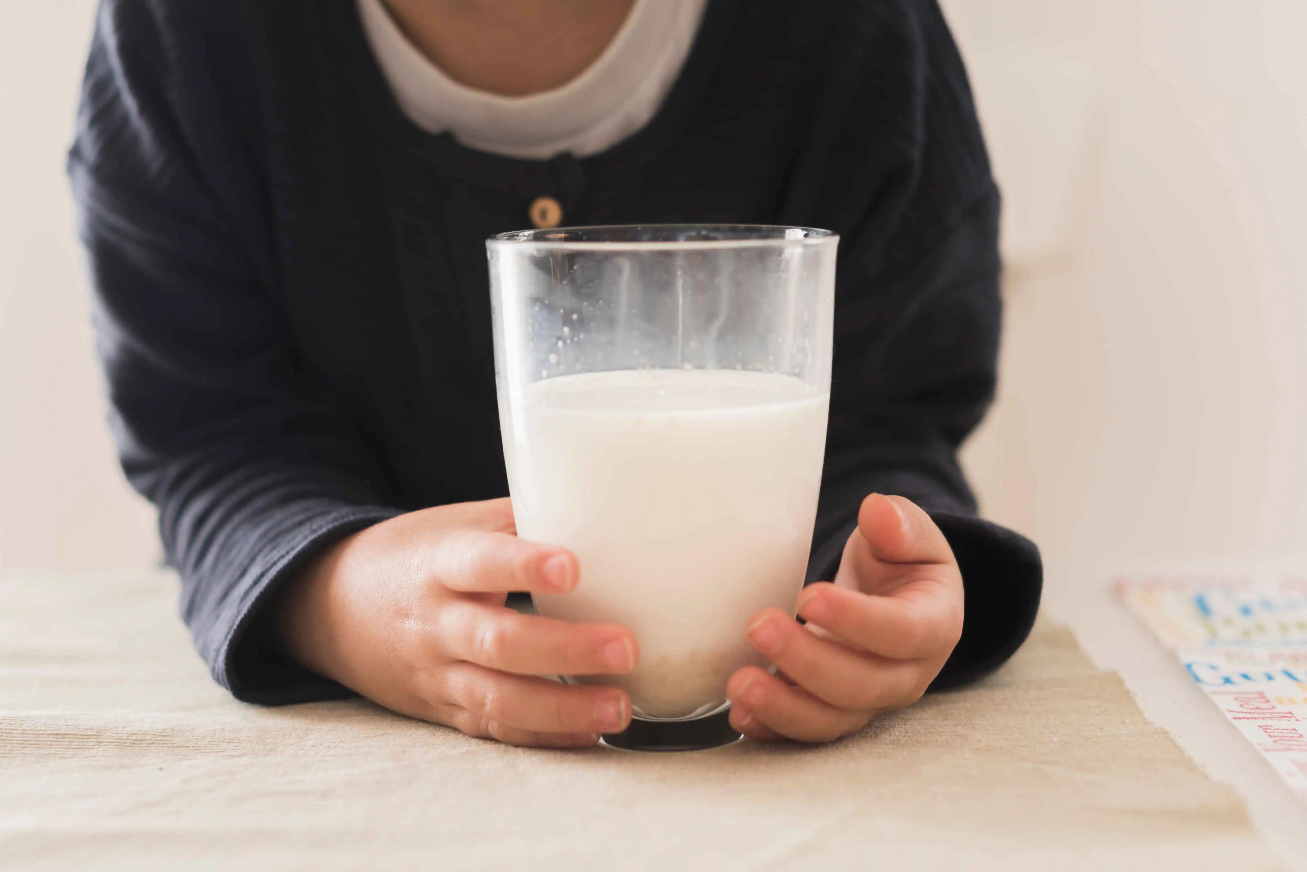 Những d&ograve;ng sữa tăng c&acirc;n cho b&eacute; tr&ecirc;n 1 tuổi cần đảm bảo t&iacute;nh m&aacute;t, kh&ocirc;ng g&acirc;y t&aacute;o b&oacute;n.