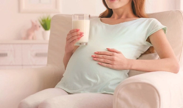 D&ugrave; l&agrave; uống sữa bầu hay sữa tươi kh&ocirc;ng đường, mẹ bầu đều n&ecirc;n bổ sung đủ dưỡng chất từ đa dạng nguồn thực phẩm kh&aacute;c.
