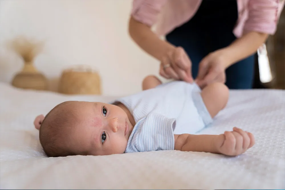 T&atilde; l&oacute;t sơ sinh thường được d&ugrave;ng kết hợp với t&atilde; d&aacute;n để tăng khả năng thấm h&uacute;t.