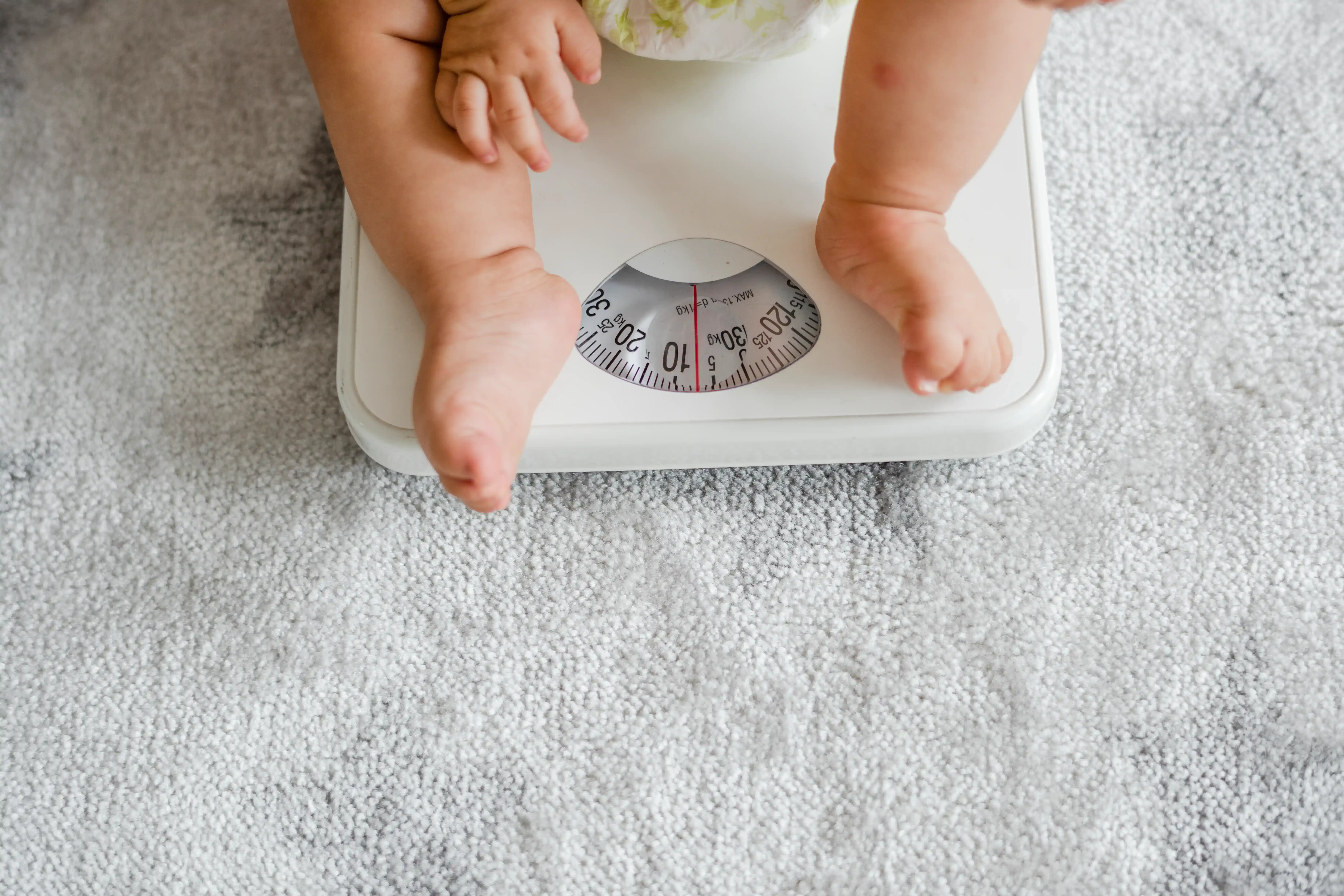 Trẻ sơ sinh thường c&oacute; c&acirc;n nặng từ 2,5 kg đến 4kg.