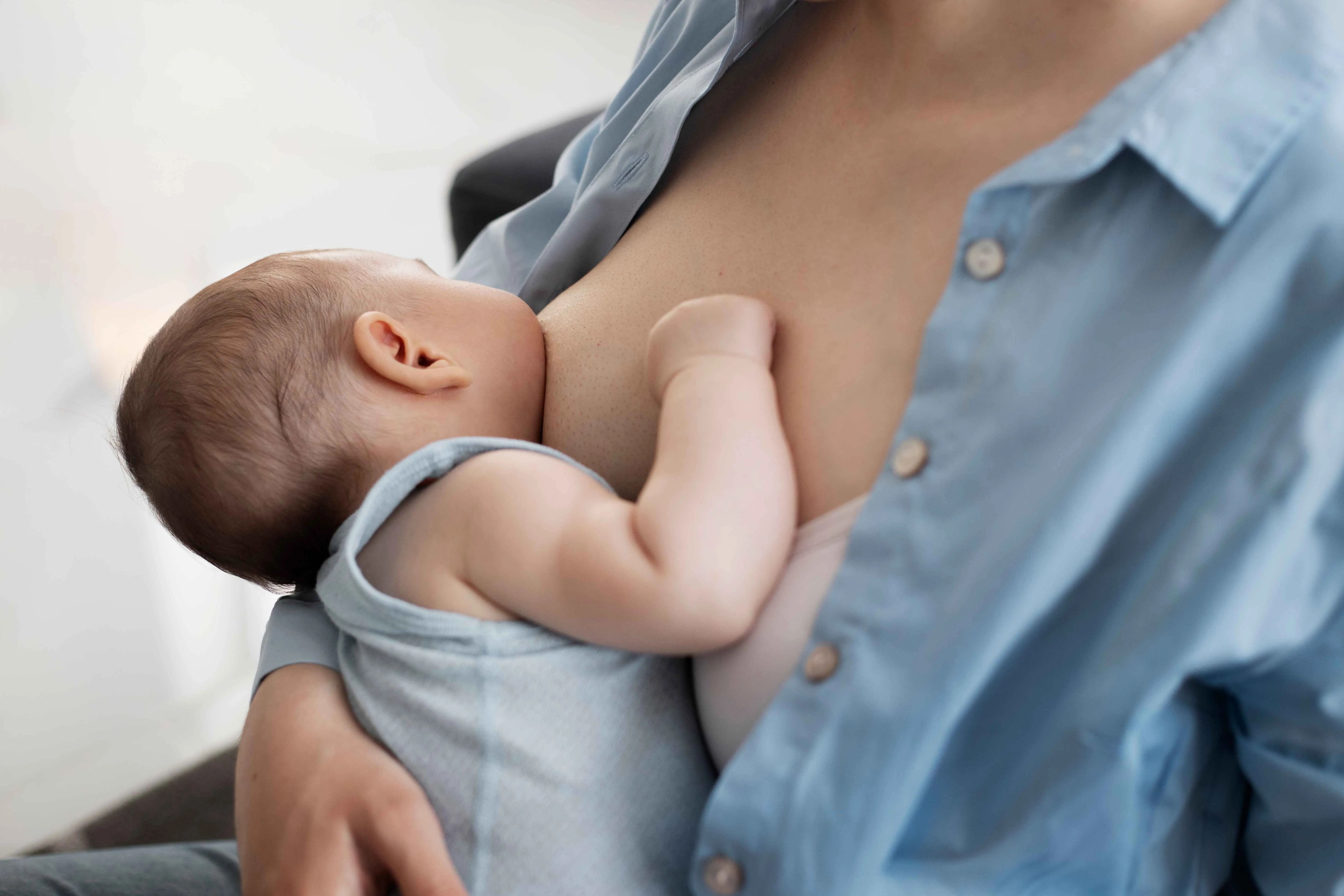 Ngậm bắt v&uacute; sai c&aacute;ch khiến b&eacute; kh&ocirc;ng uống đủ sữa, dẫn đến c&acirc;n nặng tăng chậm chạp hơn.