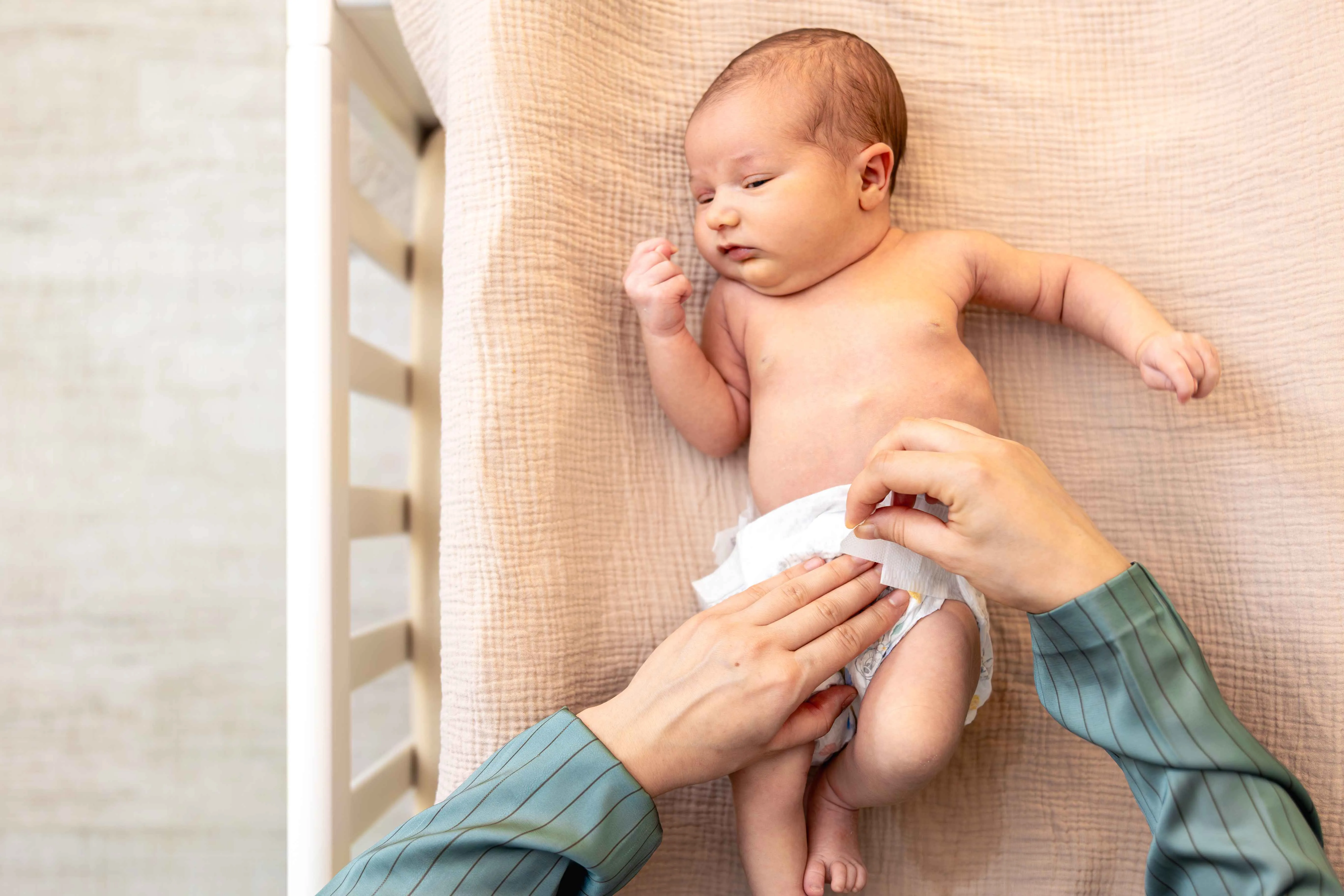 Nếu bỉm d&aacute;n hay bị đổ tr&agrave;n, d&ugrave; mẹ đ&atilde; thay đ&uacute;ng cữ th&igrave; đ&oacute; l&agrave; dấu hiệu cho thấy b&eacute; n&ecirc;n đổi sang bỉm quần.