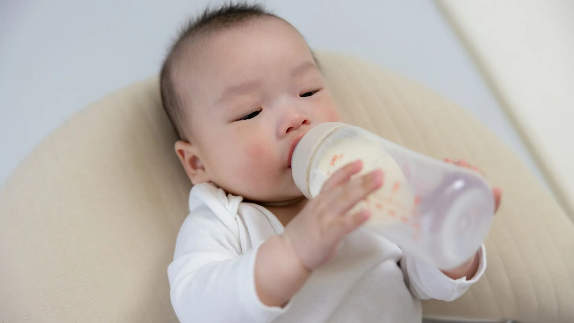B&eacute; đ&atilde; b&uacute; no c&oacute; d&aacute;ng vẻ h&agrave;i l&ograve;ng, mắt lim dim buồn ngủ.
