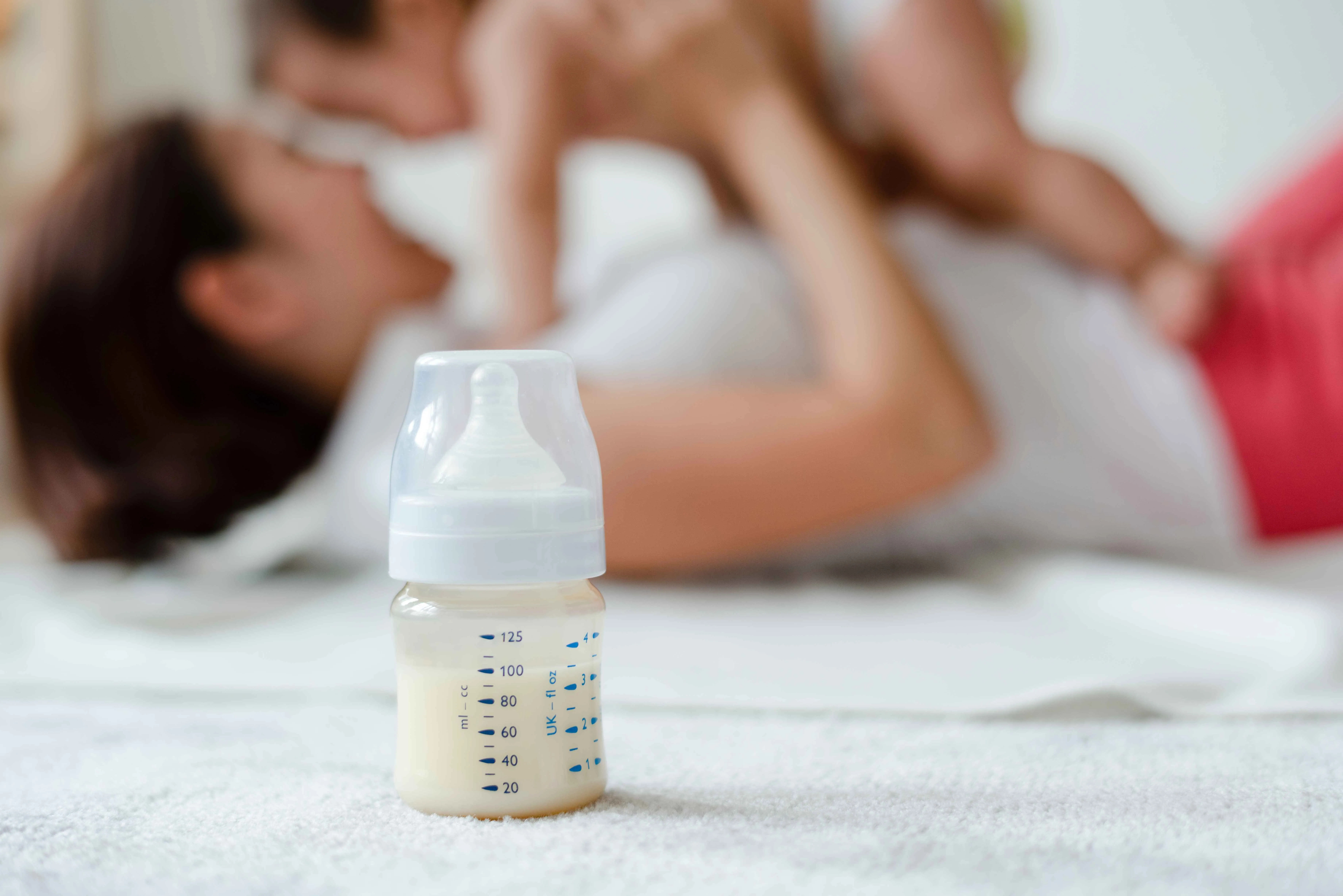 Sữa l&agrave; nguồn dinh dưỡng chủ yếu để b&eacute; 3 th&aacute;ng tuổi ph&aacute;t triển c&acirc;n nặng khỏe mạnh.