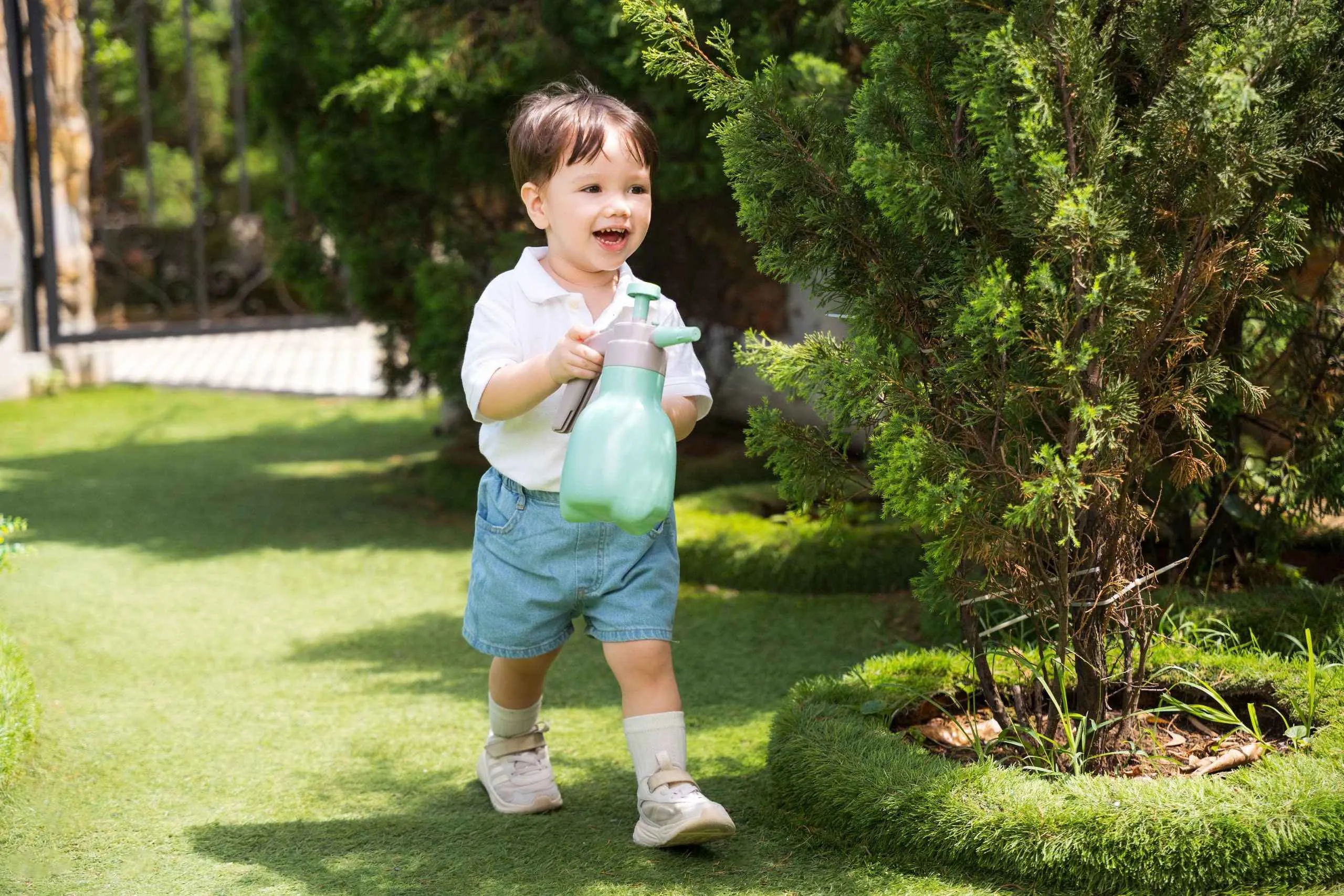 B&eacute; vận động nhiều sẽ dẫn đến th&acirc;m hụt năng lượng, ăn nhiều nhưng kh&ocirc;ng tăng c&acirc;n được.