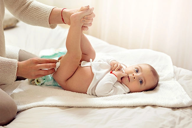 Vệ sinh đ&uacute;ng c&aacute;ch gi&uacute;p con ngừa hăm t&atilde; hiệu quả.