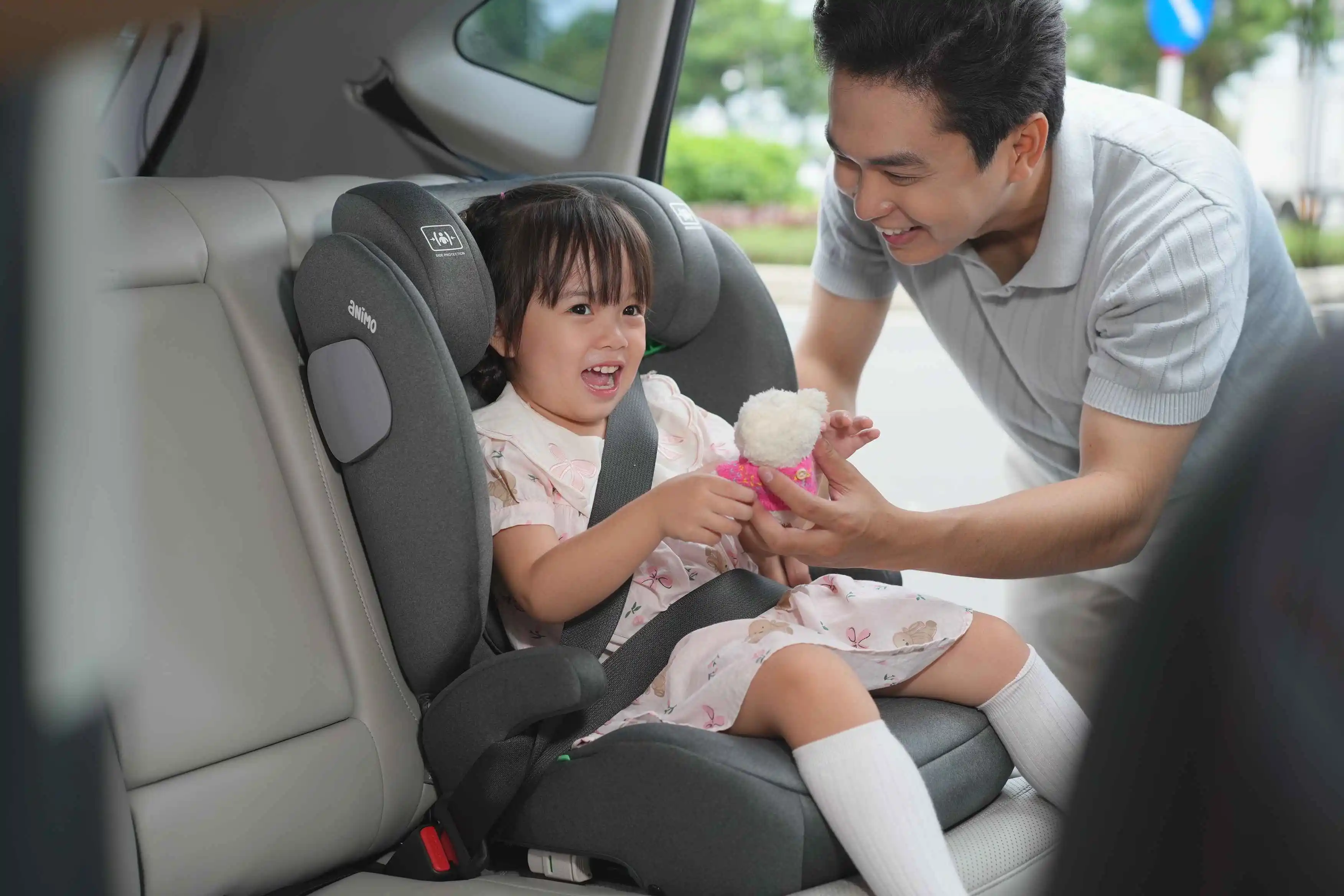 Trẻ em ngồi ghế trước &ocirc; t&ocirc; được kh&ocirc;ng?