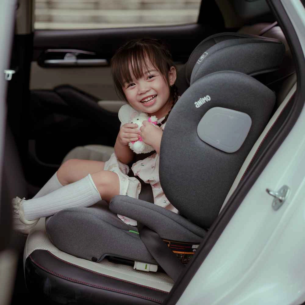 Ba mẹ c&oacute; thể cho b&eacute; 3 tuổi đổi sang c&aacute;c loại ghế ngồi &ocirc; t&ocirc; dạng ghế n&acirc;ng.