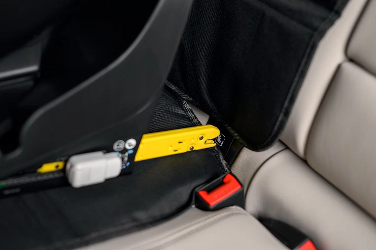 Ghế ngồi &ocirc; t&ocirc; cho b&eacute; 5 tuổi n&ecirc;n được trang bị ISOFIX cứng c&aacute;p.