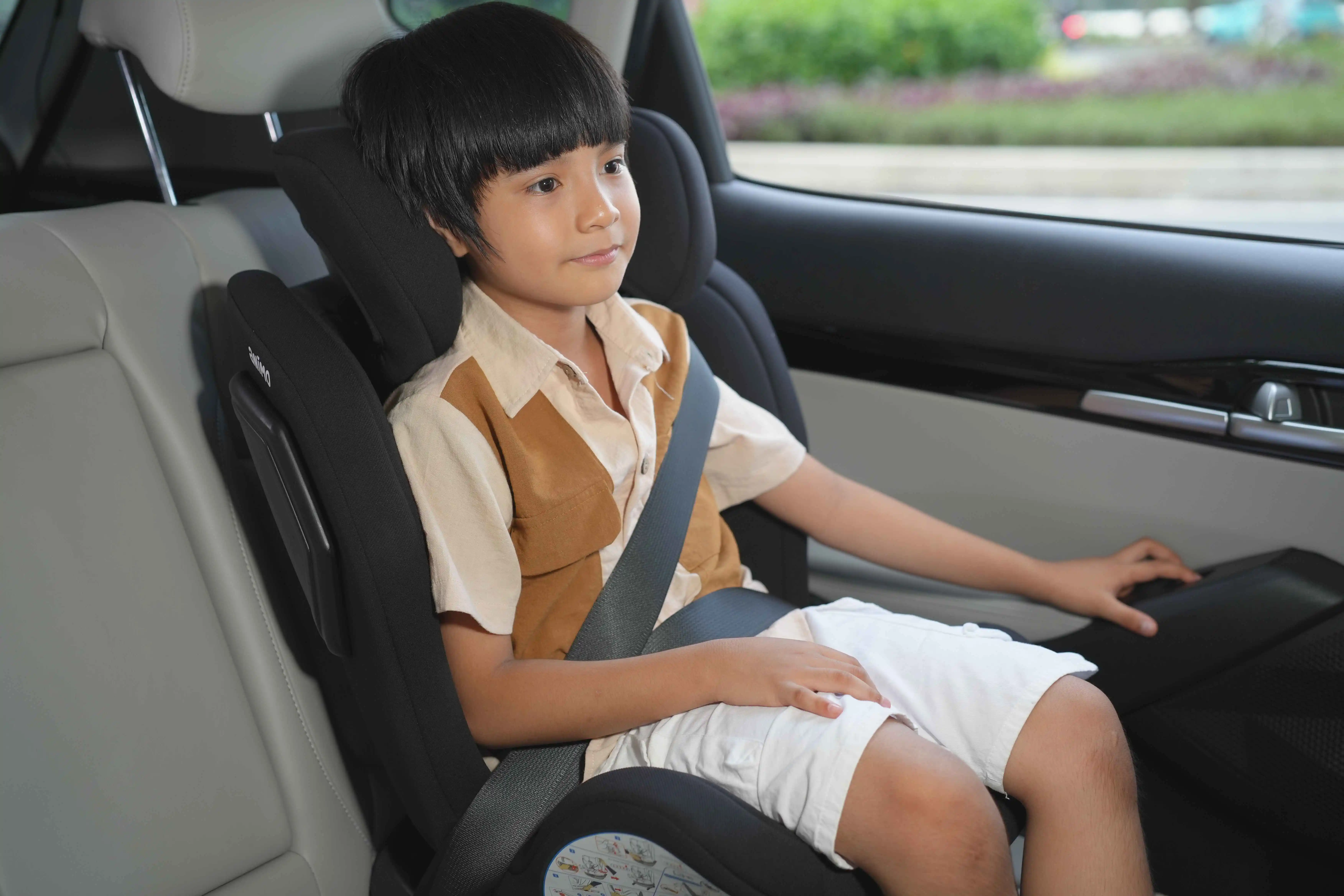 Bé 5 - 6 tuổi vẫn phải ngồi trong ghế ô tô hoặc đệm nâng cho trẻ em.