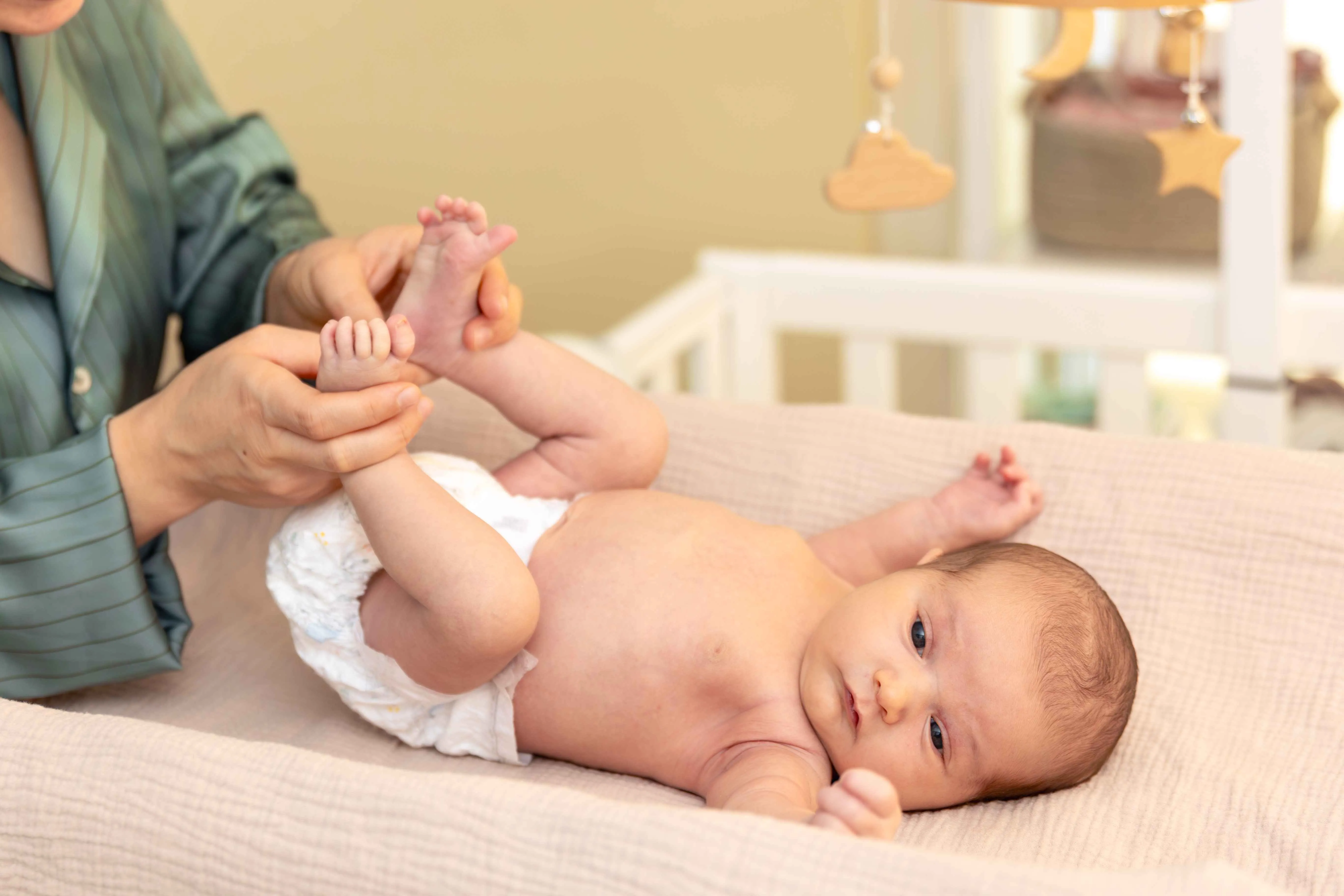 Bỉm newborn cho b&eacute; sơ sinh cần c&oacute; chất liệu &ecirc;m mềm, l&agrave;nh t&iacute;nh.
