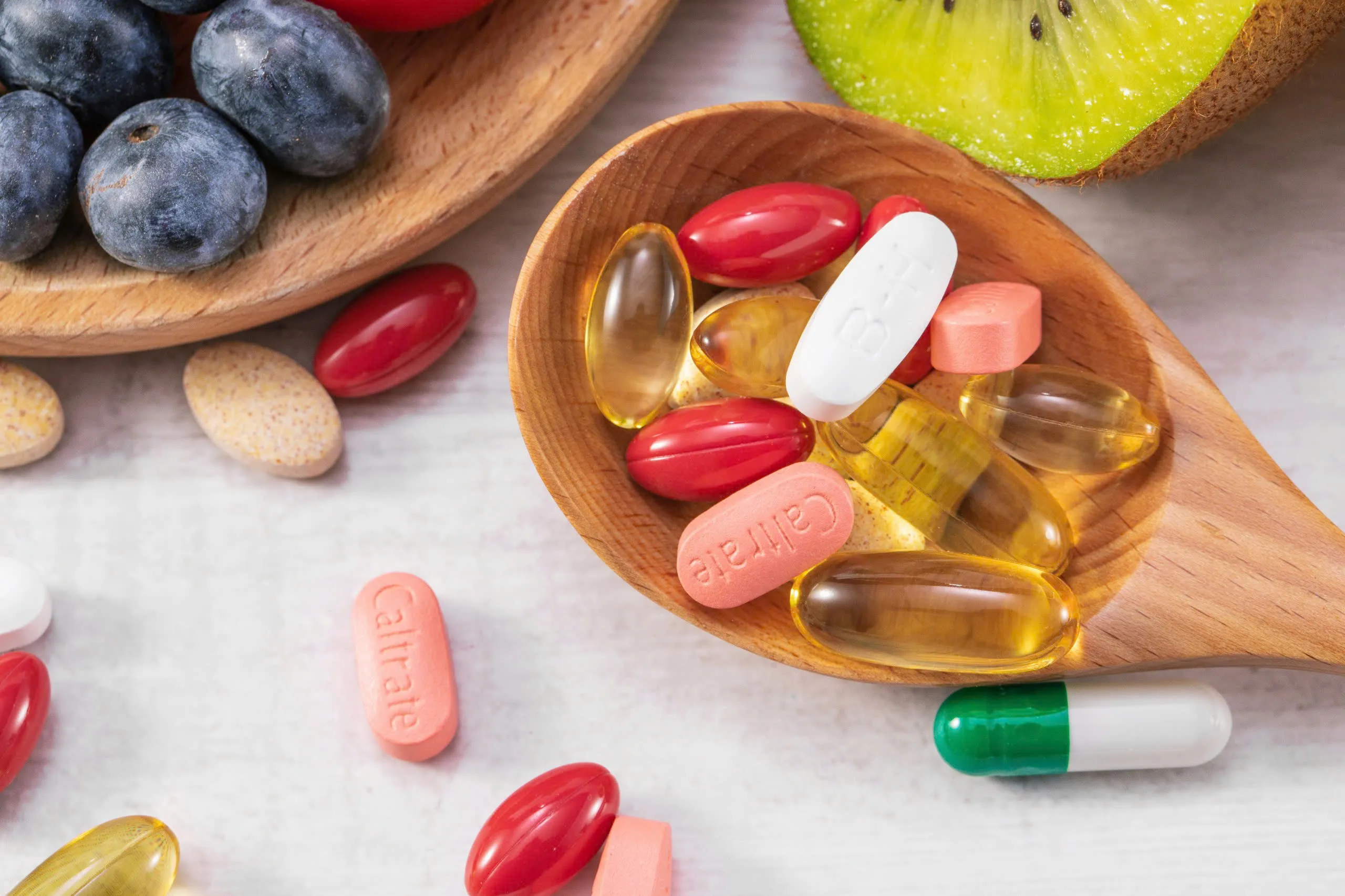 C&aacute;c vitamin v&agrave; kho&aacute;ng chất cần c&oacute; trong tủ thuốc m&ugrave;a h&egrave; của b&eacute;.