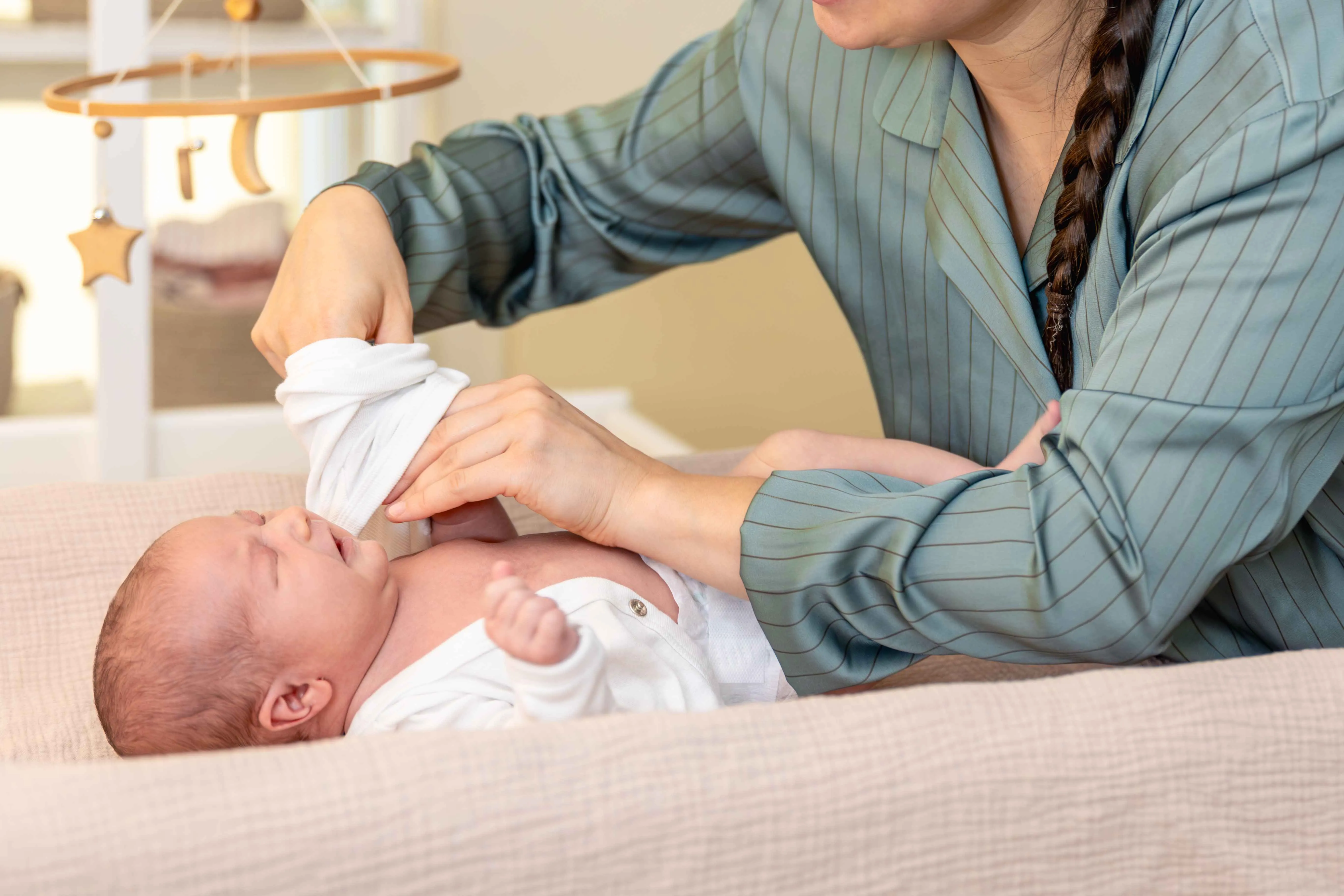 Chất liệu l&agrave; ti&ecirc;u ch&iacute; cần quan t&acirc;m h&agrave;ng đầu khi chọn quần &aacute;o cho trẻ sơ sinh 1 th&aacute;ng tuổi.
