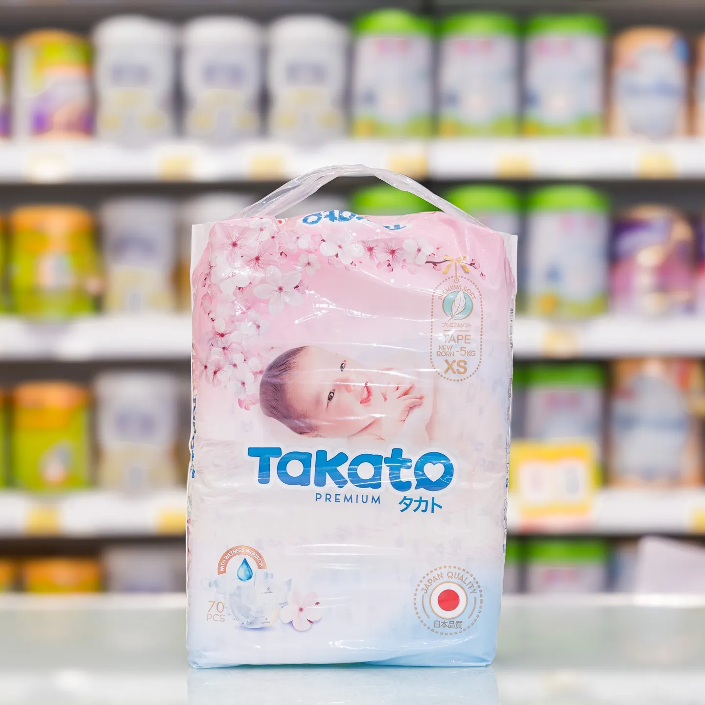 T&atilde; Takato lấy cảm hứng từ những chiếc c&aacute;nh hoa anh đ&agrave;o mềm mại, nhẹ t&ecirc;nh.