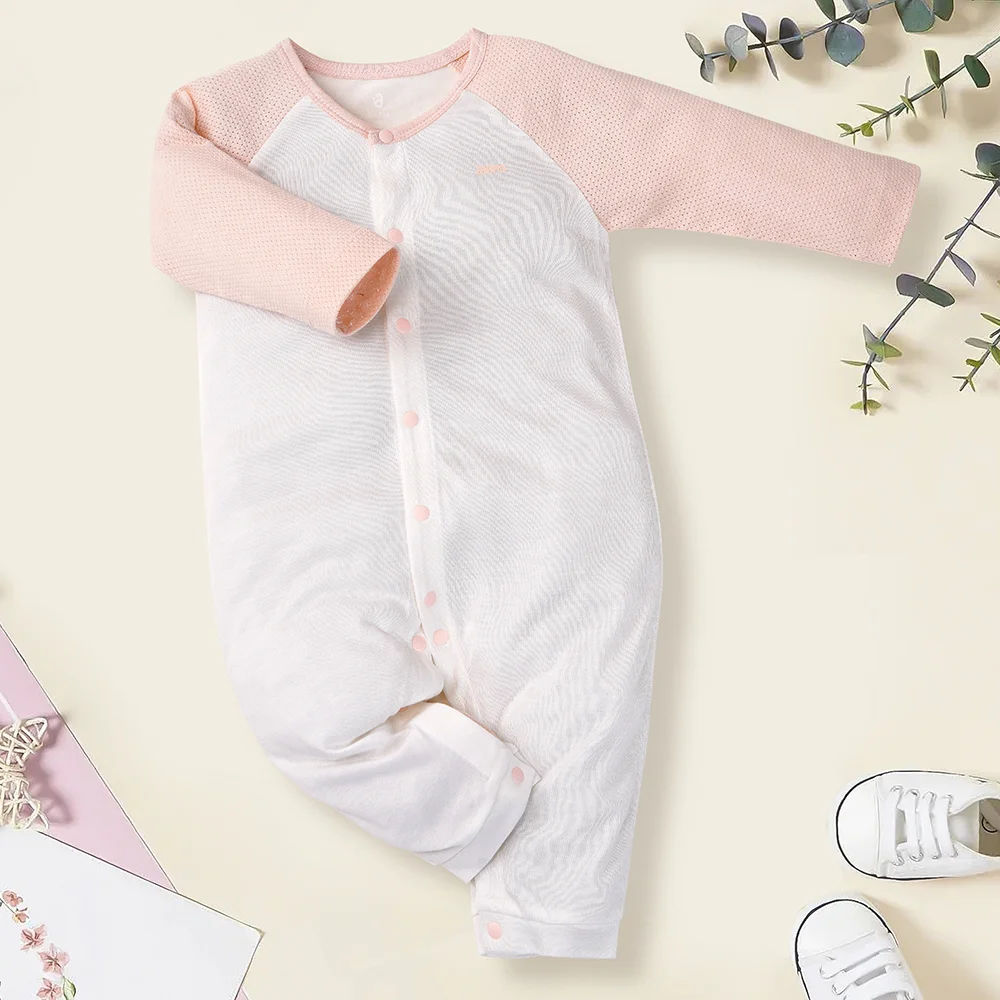 Bodysuit vừa gi&uacute;p c&aacute;c b&eacute; trai sơ sinh giữ ấm, lại vừa dễ thay t&atilde; hơn.