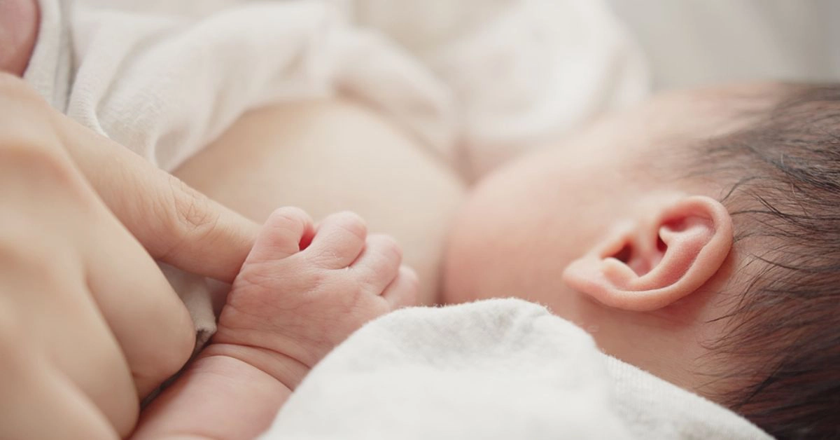Sữa non chứa là nguồn dinh dưỡng đậm đặc, cực kỳ bổ dưỡng cho sức khỏe của bé.