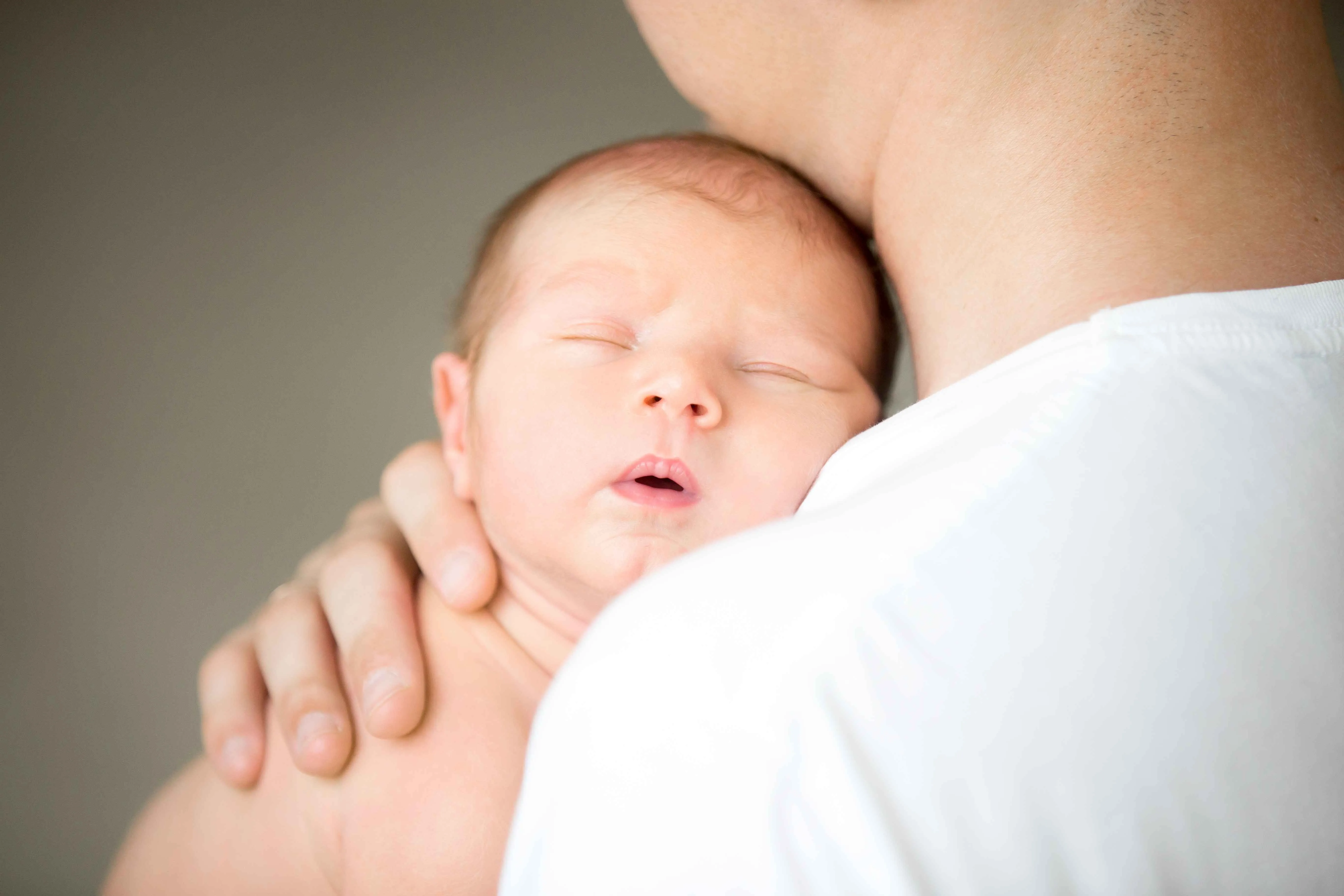 Tiếp x&uacute;c da kề da gi&uacute;p trẻ sơ sinh giảm thiểu căng thẳng, ngăn ngừa t&igrave;nh trạng kh&ocirc;ng tăng c&acirc;n.