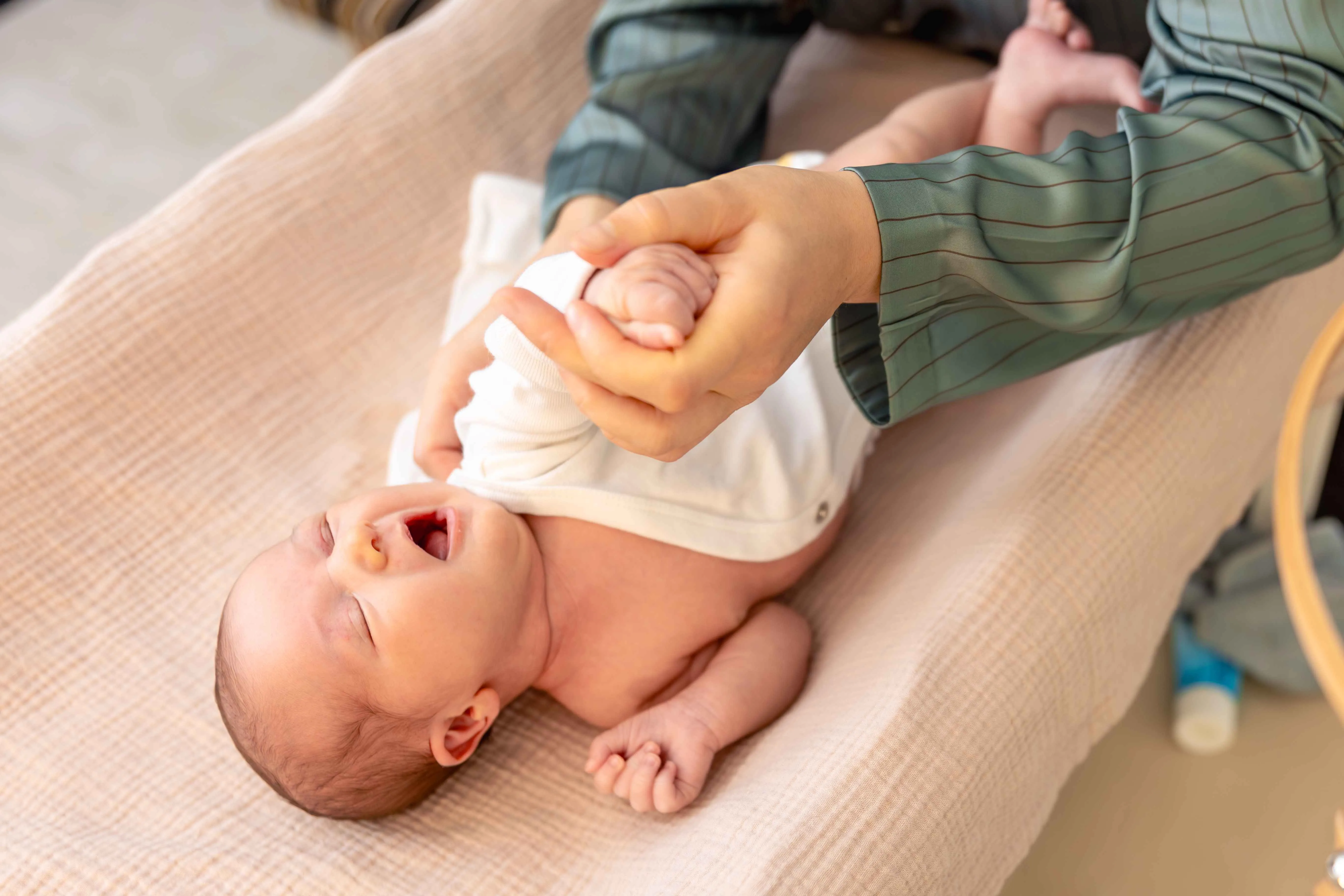 Thiếu sắt khiến b&eacute; thường xuy&ecirc;n bị đau nhức, suy giảm miễn dịch.