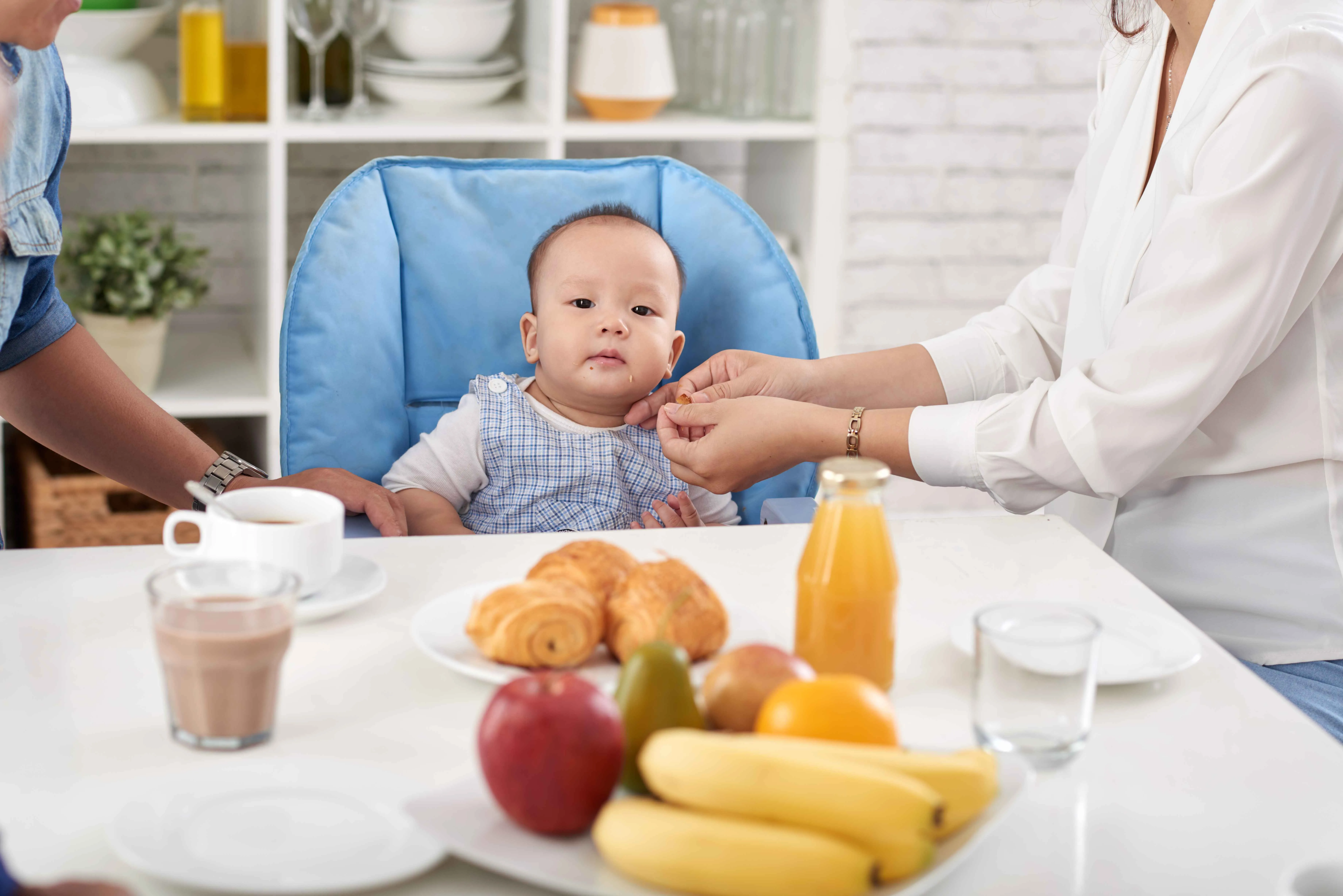 Thời điểm tốt nhất để bổ sung sắt cho trẻ sơ sinh l&agrave; v&agrave;o buổi s&aacute;ng.