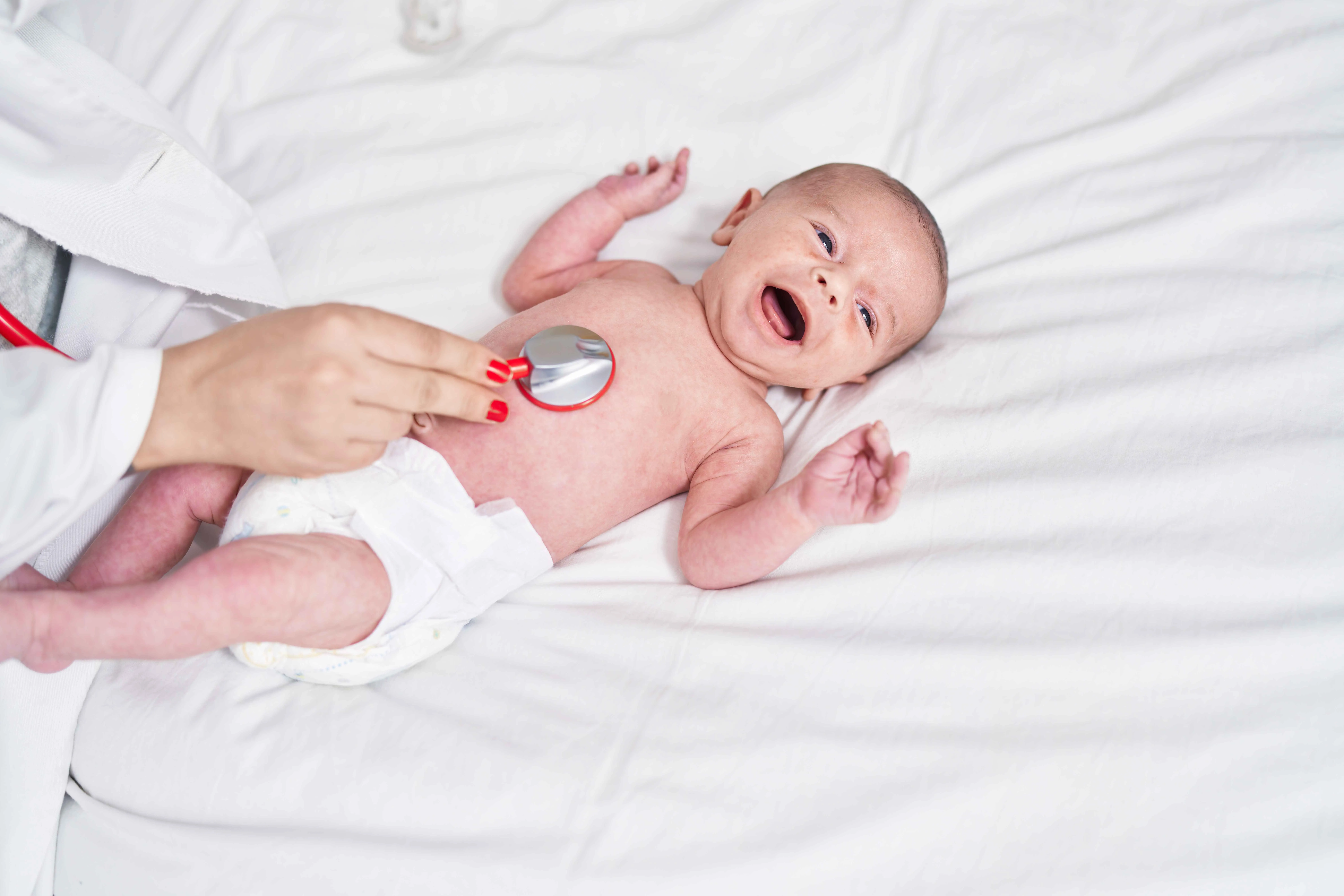 Bổ sung qu&aacute; nhiều sắt c&oacute; thể khiến cho trẻ sơ sinh bị rối loạn ti&ecirc;u h&oacute;a, bệnh tim mạch, h&ocirc; hấp (Nguồn ảnh: Magnific)